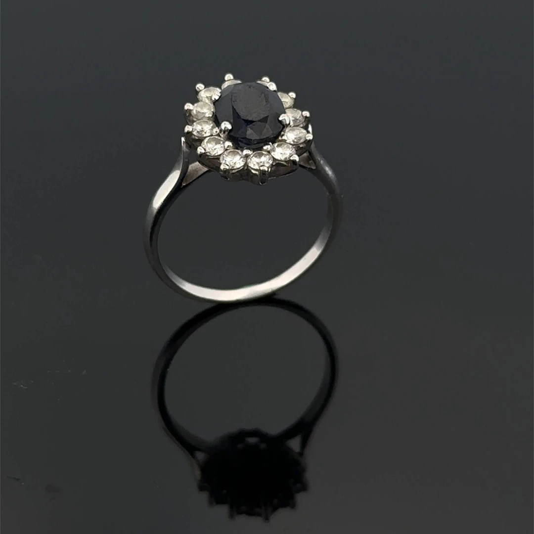 "Daisy" ring in white gold (750) set with an oval sapphire, - Lot 177