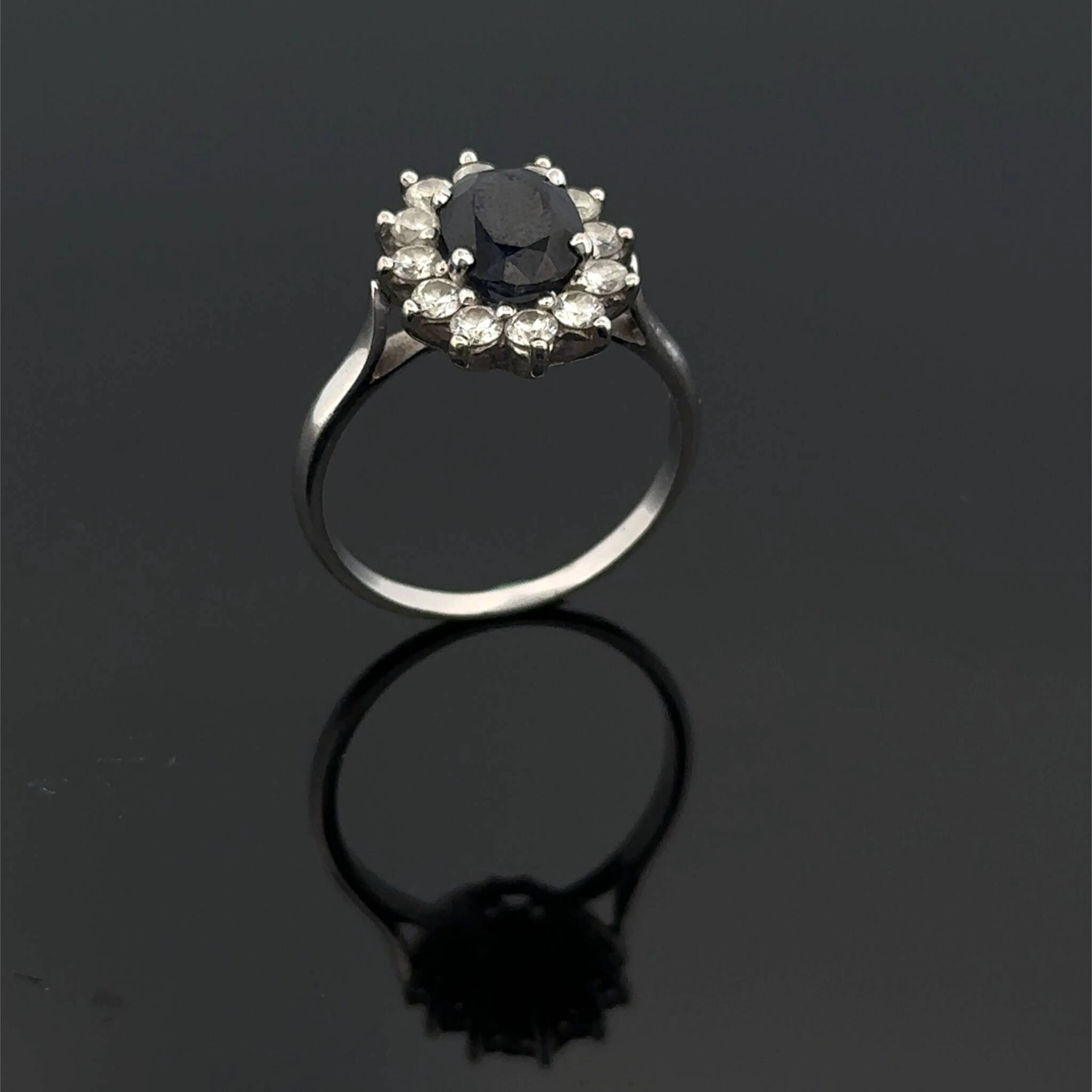"Daisy" ring in white gold (750) set with an oval sapphire, - Lot 177