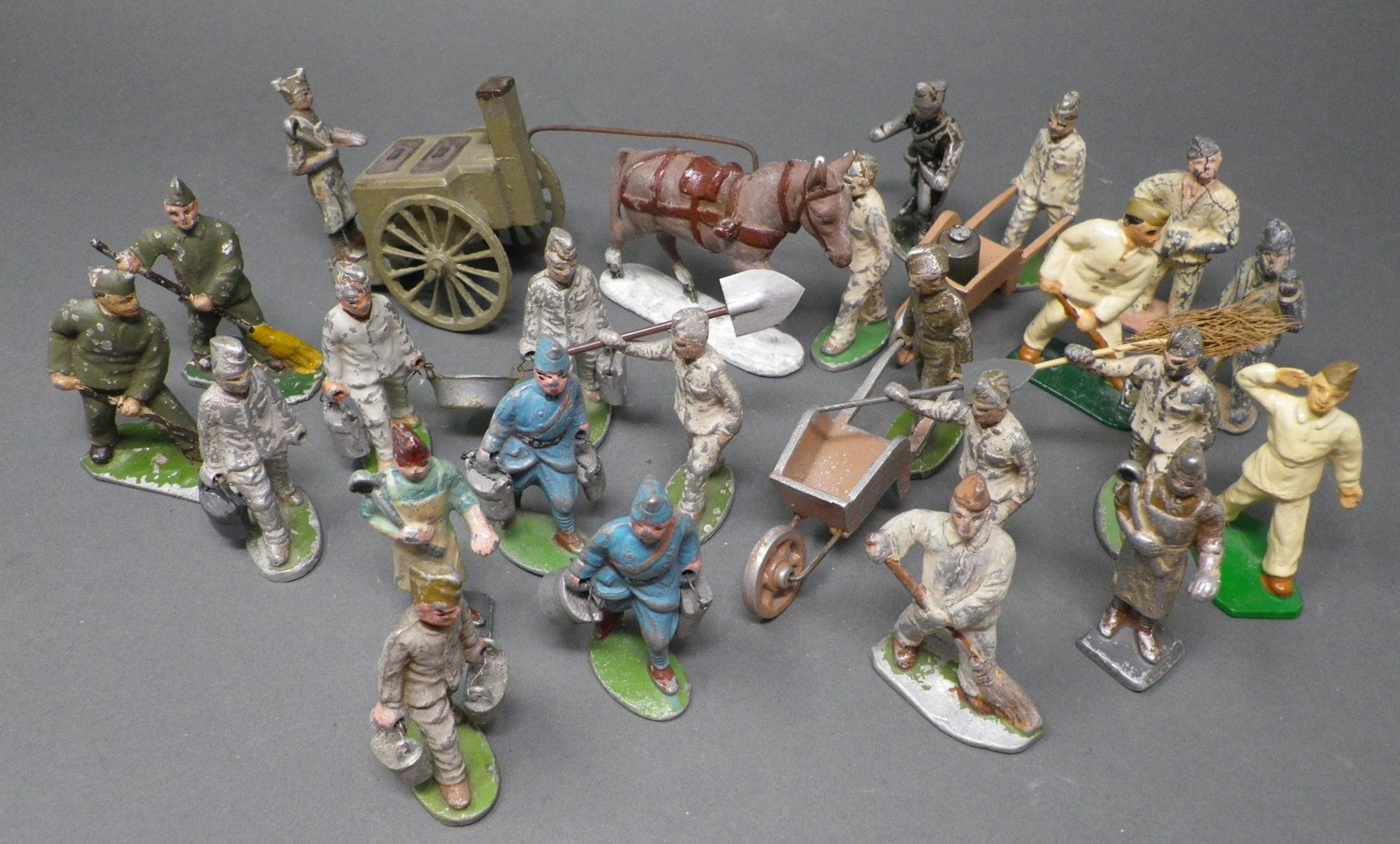 QUIRALU & DIVERS - CORVEE DE QUARTIER (1933-1940) Figurines diverses dont : - cuisine roulante p. 51 - baquet p. 53 Plus de 20 pièces. Bibliographie : Les jouets Quiralu 1933-1964 - R. Alazet - J. Borsarello - H. Giroud - Ed° J. Granchet Paris. Jouets anciens pouvant présenter des manques de peinture, des chocs ou des manques, y compris pour les conditionnements éventuels. Vendus en l'état et sans réclamations.