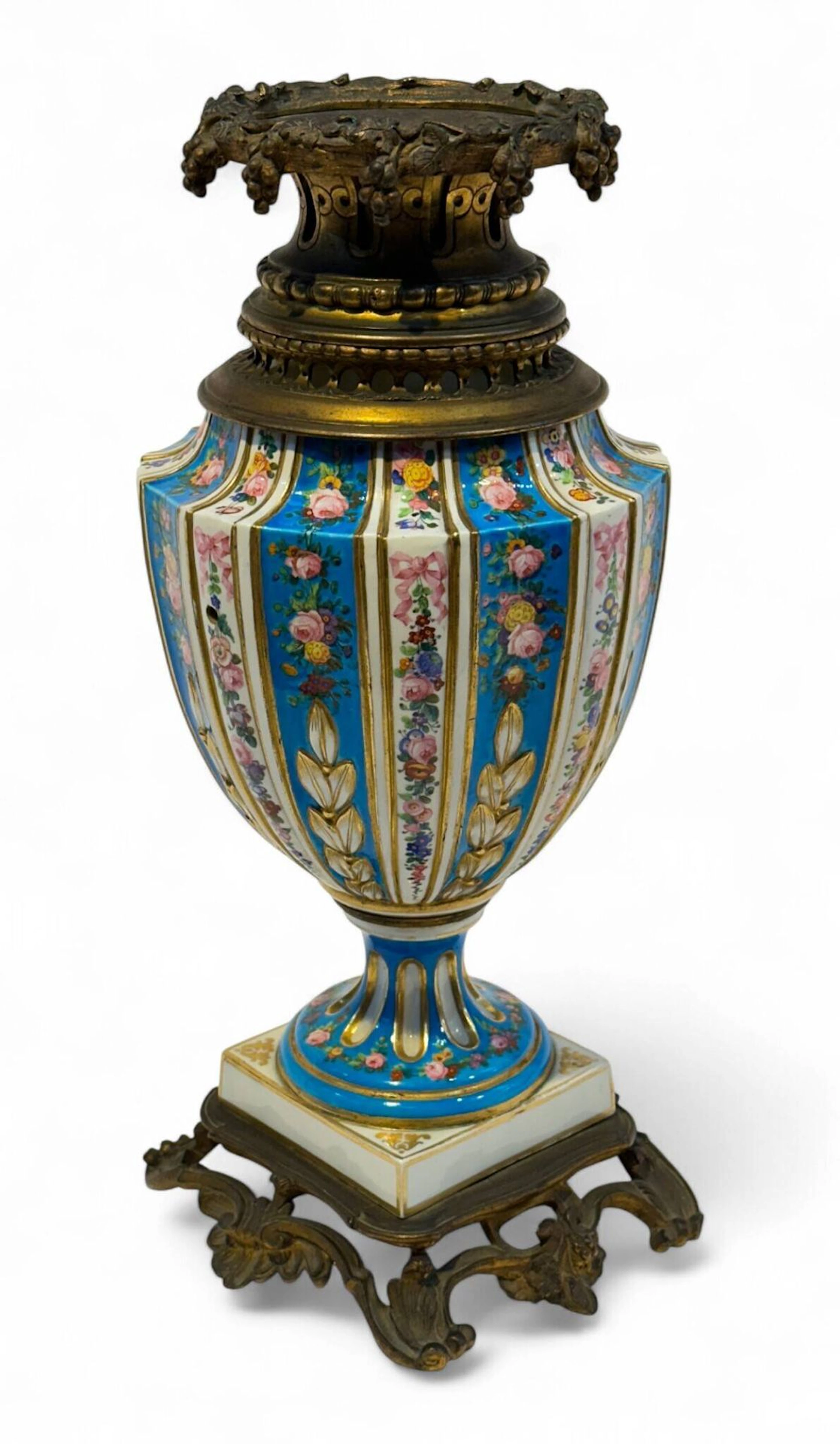 Louis XVI-style porcelain baluster vase decorated with garla - Lot 333