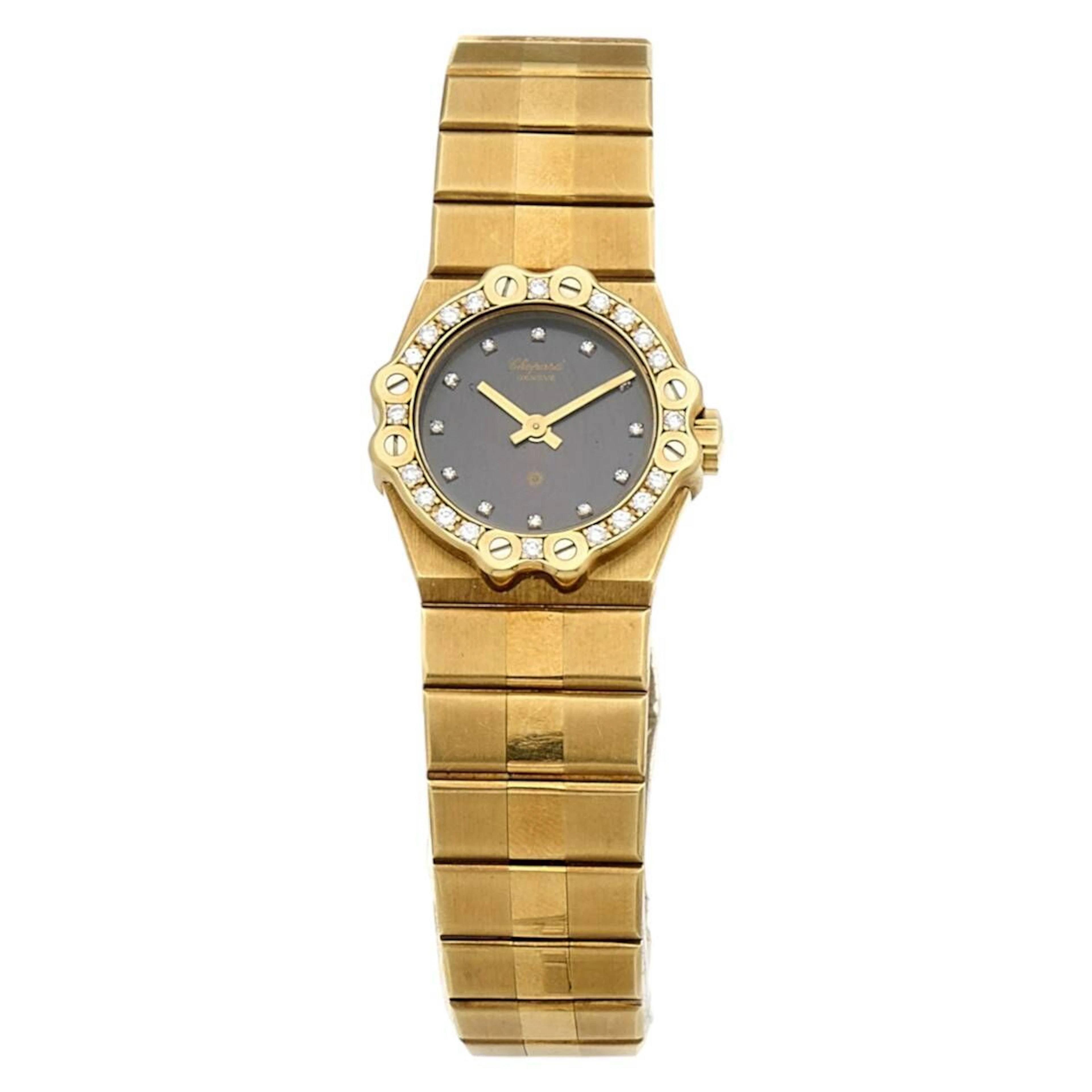 CHOPARD ST MORITZ Montre bracelet en or 18K (750 millièmes), cadran gris, index diamant taille brillant à chaque heure, aiguilles dorées. Lunette en or 18K (750 millièmes) à 8 vis, sertie de diamants taille brillant. Boitier monobloc, fond en or 18K (750 millièmes) signé Chopard, référence 5156 numéroté G4045/1675. Mouvement à quartz. Bracelet en or 18K (750 millièmes) à maillon central poli, boucle déployante papillon en or 18K (750 millièmes) signée Chopard. Montre non fonctionnelle lors de l’expertise, sans garantie de fonctionnement futur et d’état des pièces. Légères rayures au boitier et au bracelet. Vers 1980 Poids brut 99,8 g Dimensions 24 x 25 mm, pour un poignet entre 17 et 17,5 cm