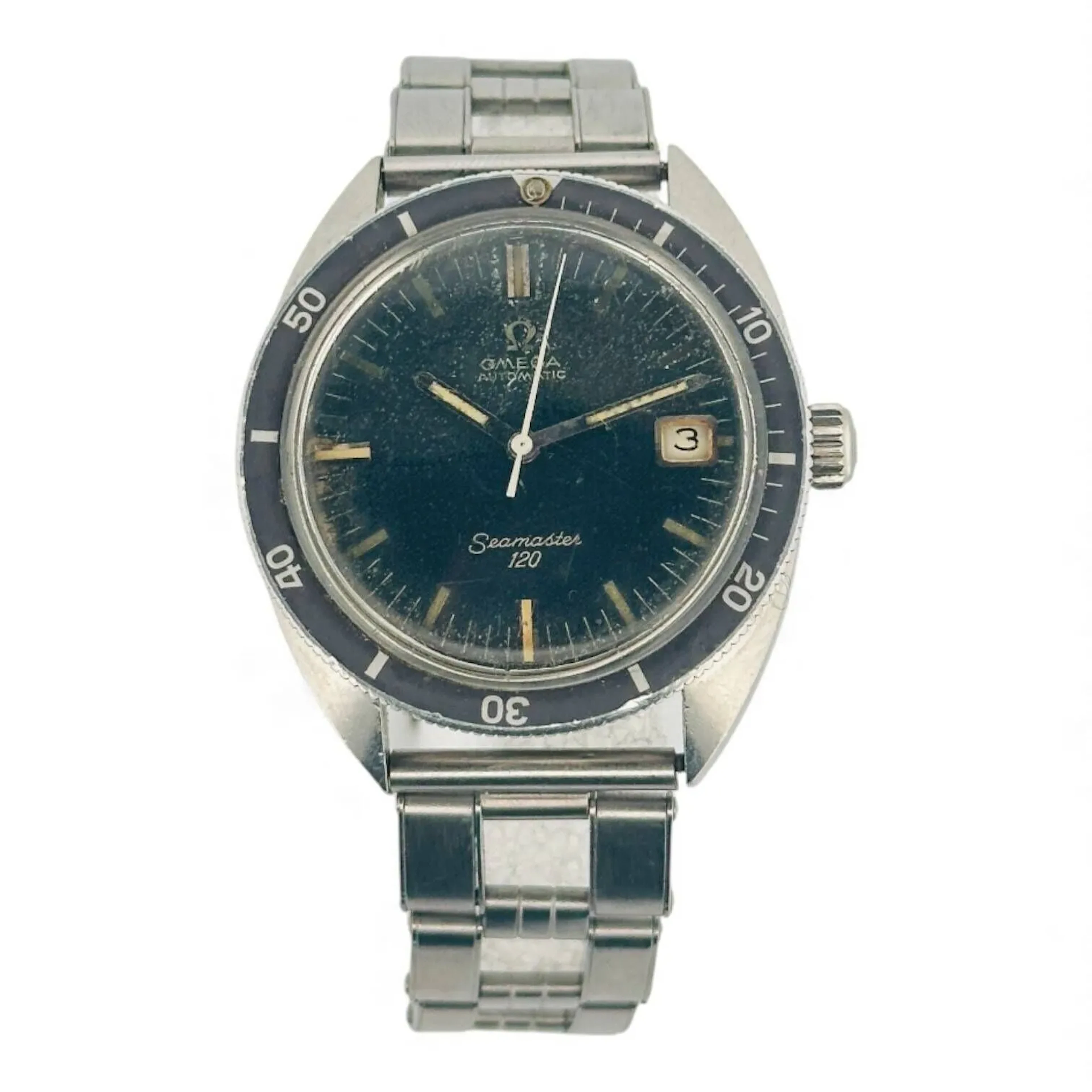 OMEGA SEAMASTER 120 Montre bracelet en acier, cadran noir oxydé, index traits peints en matière luminescente et bâtons en applique argentées, aiguilles argentées, date à trois heures. Couronne signée Omega, verre signé Omega. Lunette tournante en acier, insert en aluminium noir/bleu avec repères. Fond de boitier vissé en acier, mention « Seamaster » et « Waterproof », à l’intérieur signé Omega, référence 166.027. Mouvement mécanique à remontage automatique signé Omega, calibre 565, numéroté 25657199. Bracelet en acier générique, boucle déployante. Mouvement non fonctionnel lors de l’expertise, sans garantie dans le temps, état des pièces non garanti. Rayures et marques au boitier et au verre, cadran et aiguilles oxydées, aiguilles non originales. Vers 1967 Diamètre 35 mm