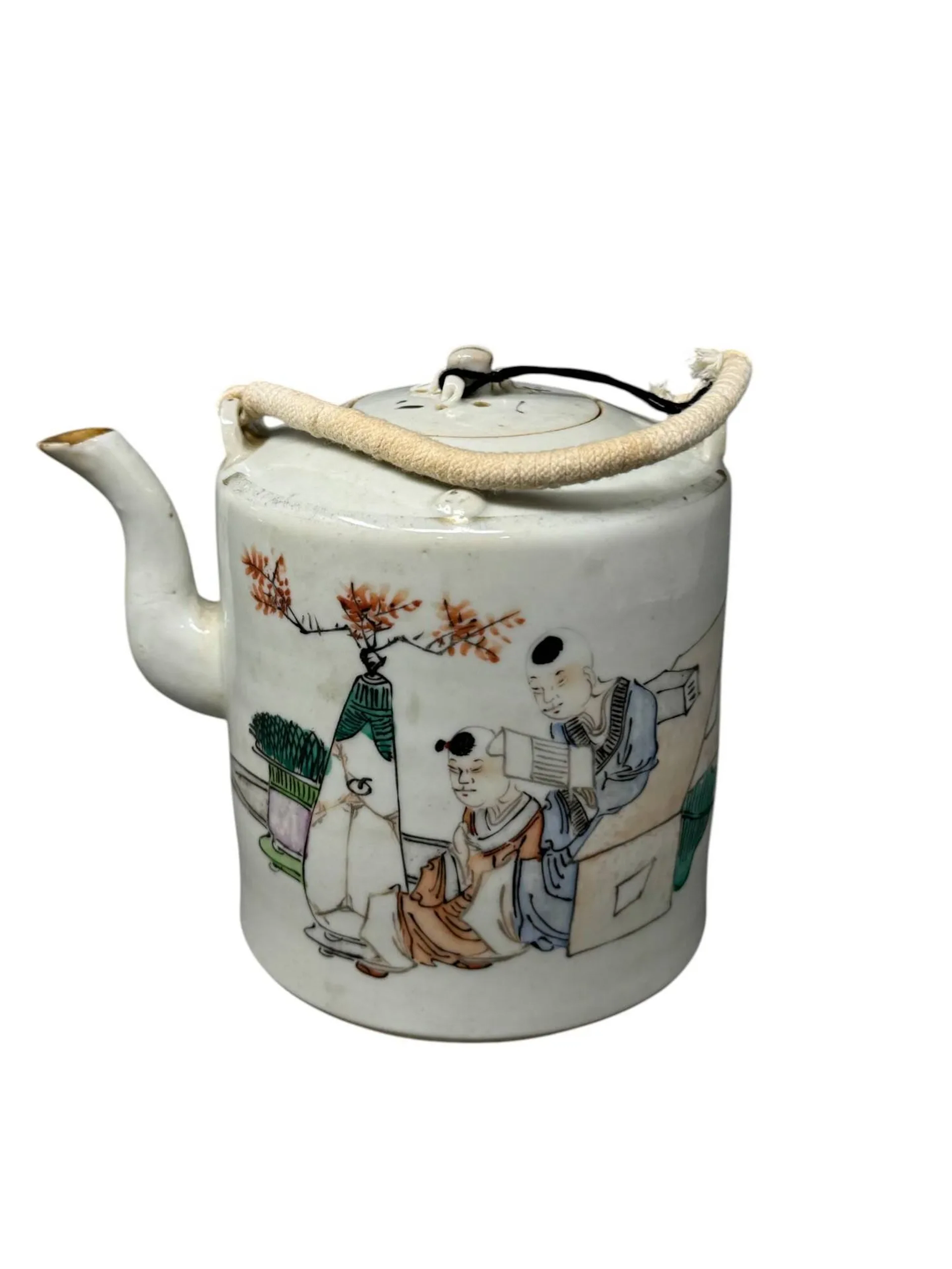 Porcelain teapot with polychrome enameled decoration of lite - Lot 205