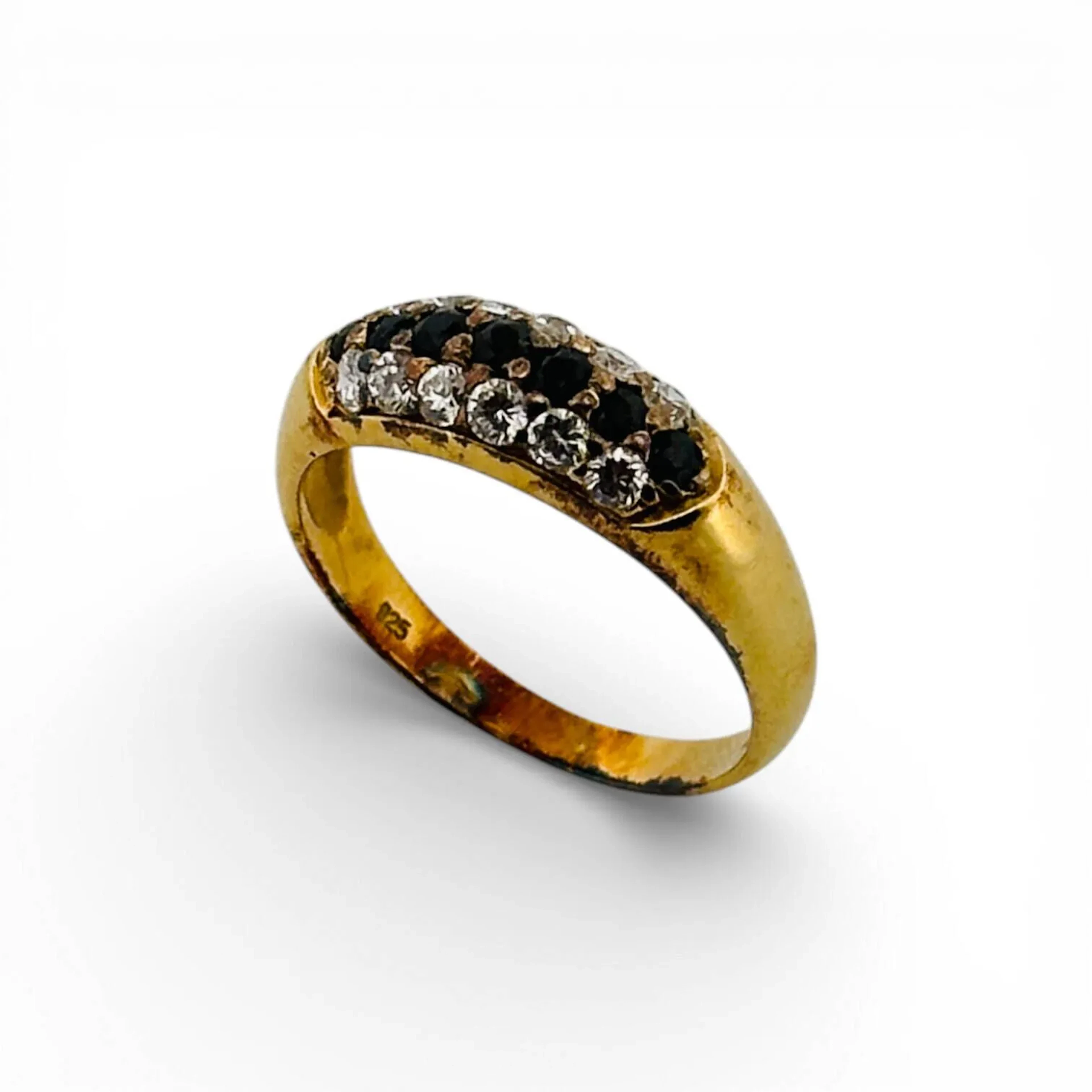 Bague en or jaune 18K (750 millièmes), pavée de diamants brillants et spinelles Travail étranger Poids brut : 3.5 g TDD : 60
