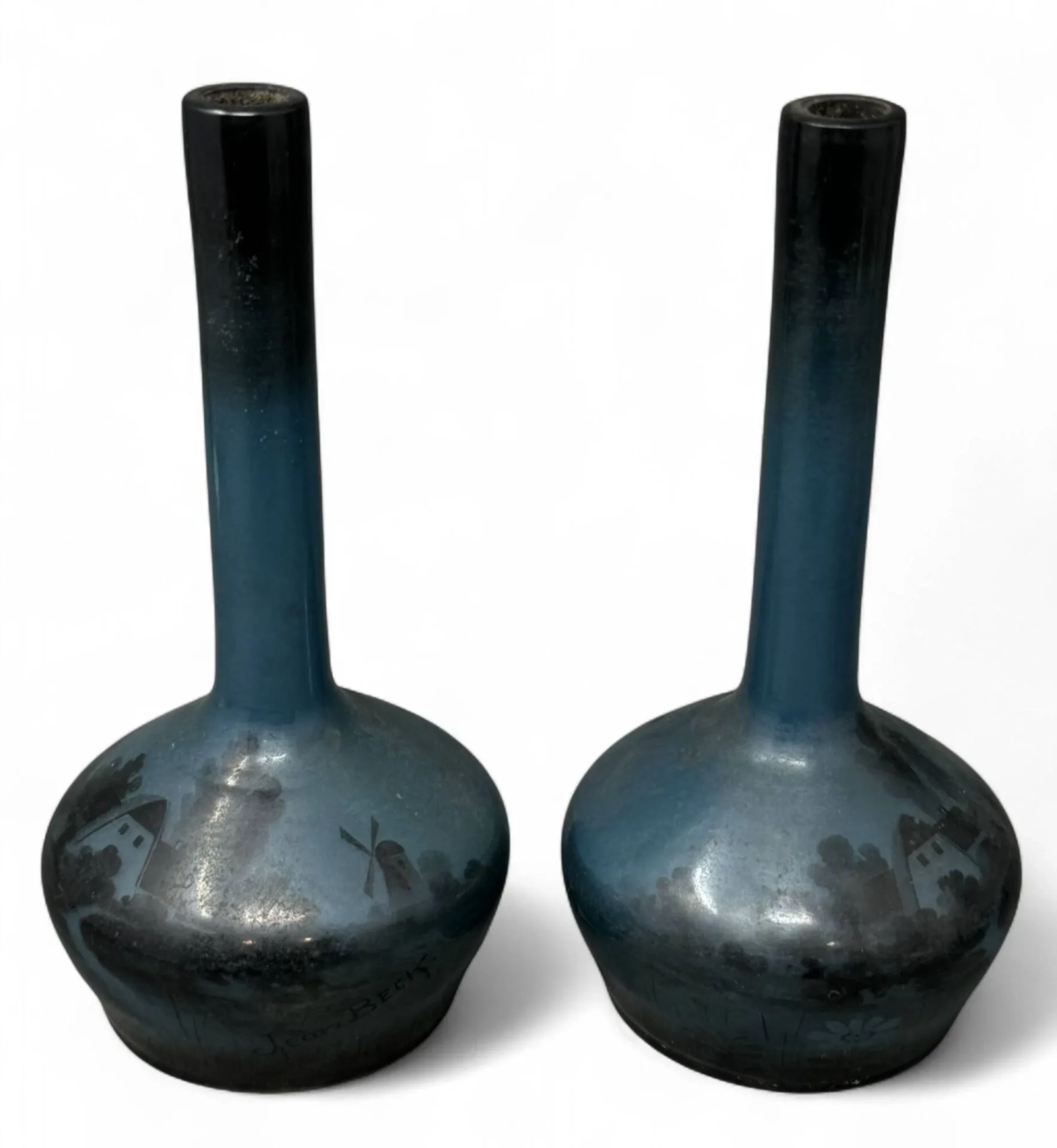 Jean BECK (1862-1938) Paire de vases en verre opalin bleu à décor émaillé d'un paysage hollandais de maisons et moulins. Signés H. 18,5 cm Etiquettes sur le dessous de la "Bijouterie Joaillerie E. SABARD 20, rue Denis Papin BLOIS"