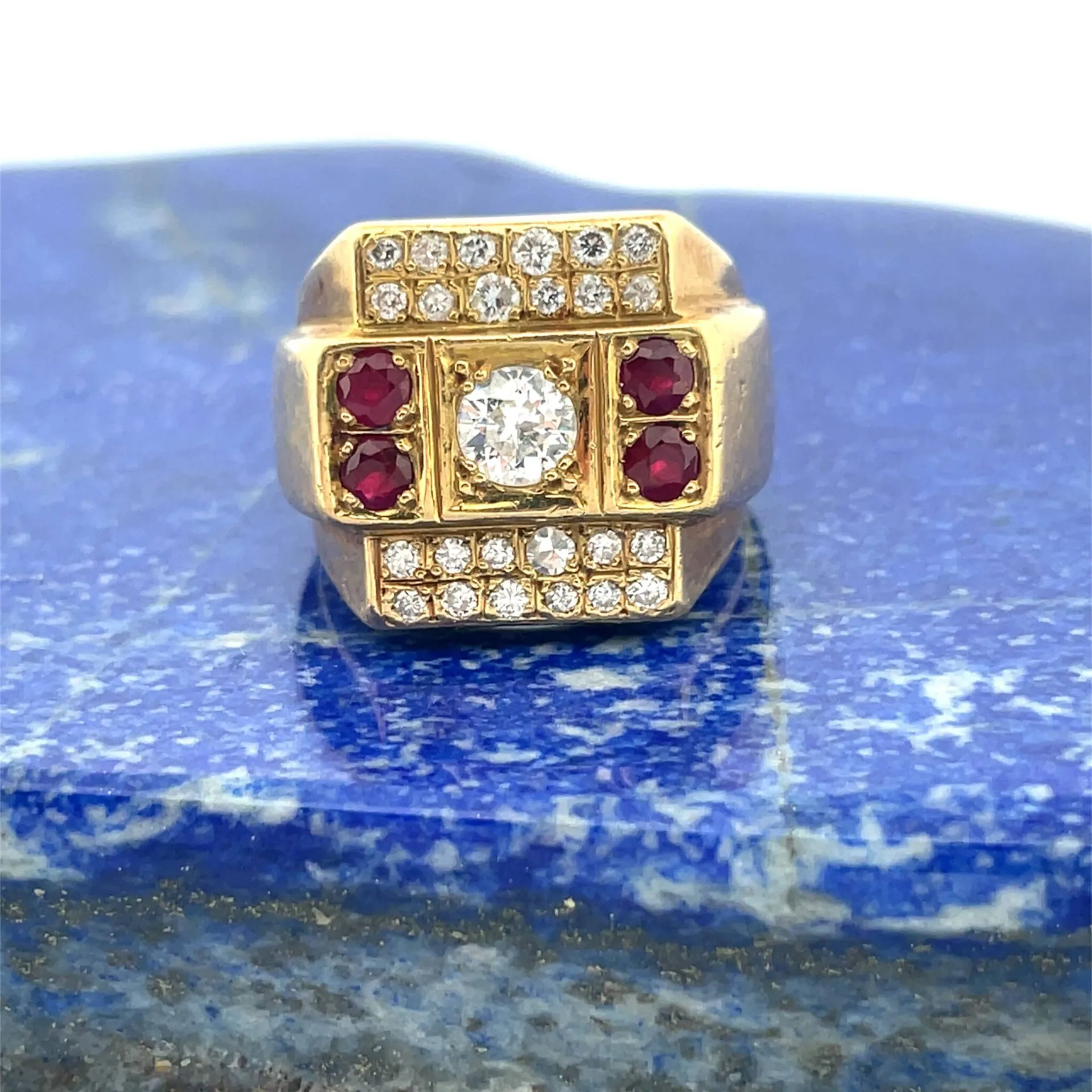 Yellow gold (750) signet ring set with brilliant-cut diamond - Lot 143