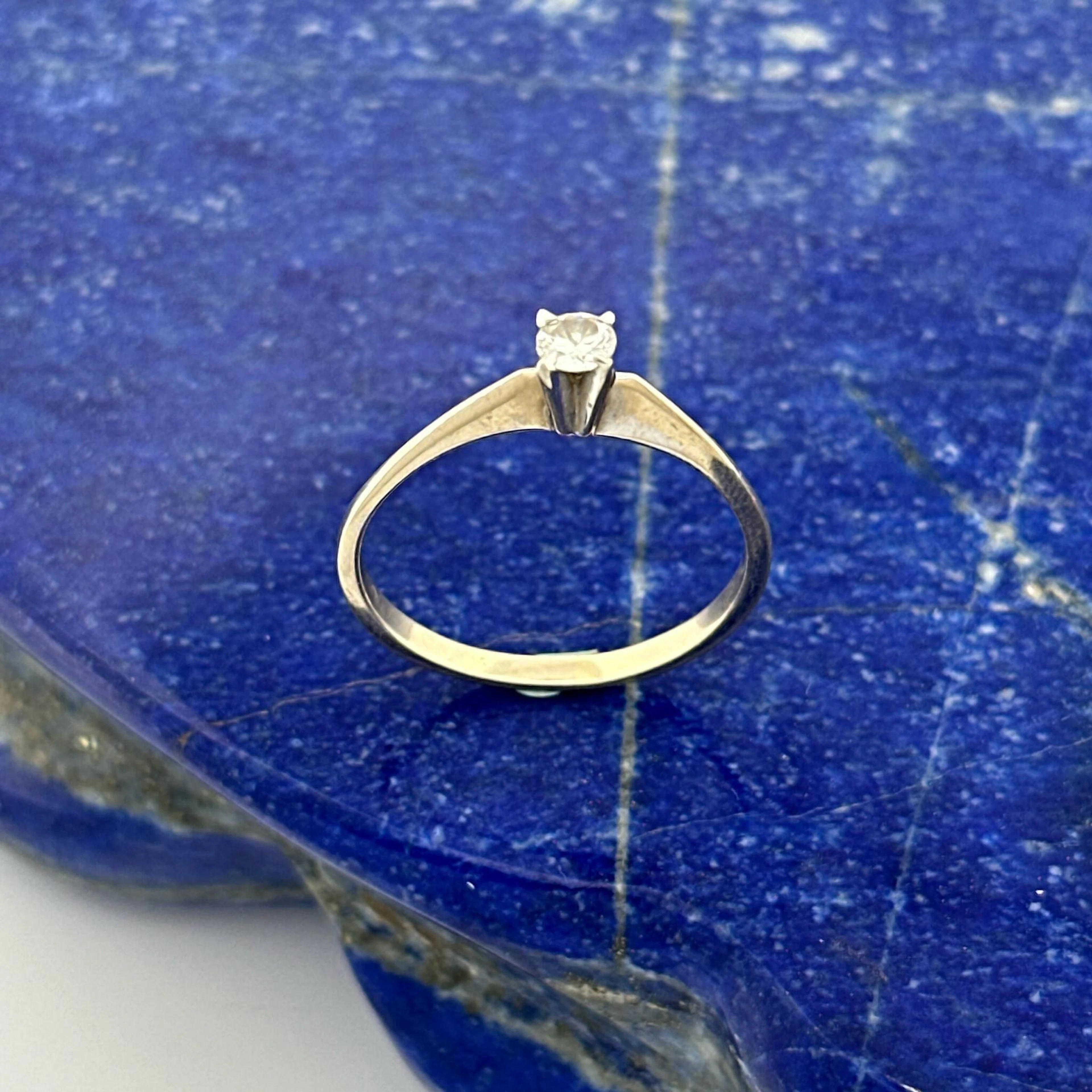 Delicate solitaire ring in white gold (750) set with a brill - Lot 293