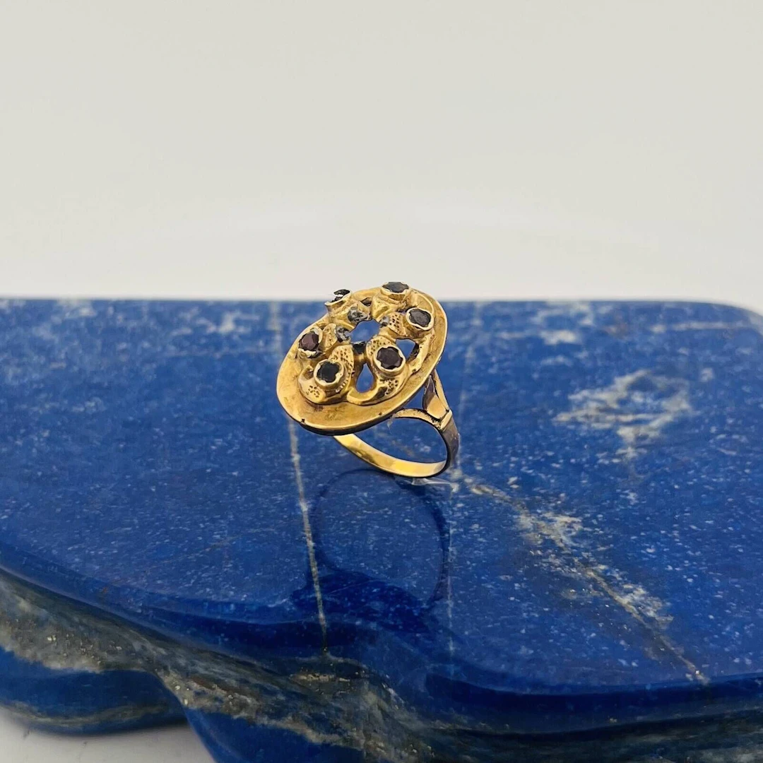 Oval ring with a yellow gold (750) band and a 14k yellow gol - Lot 242