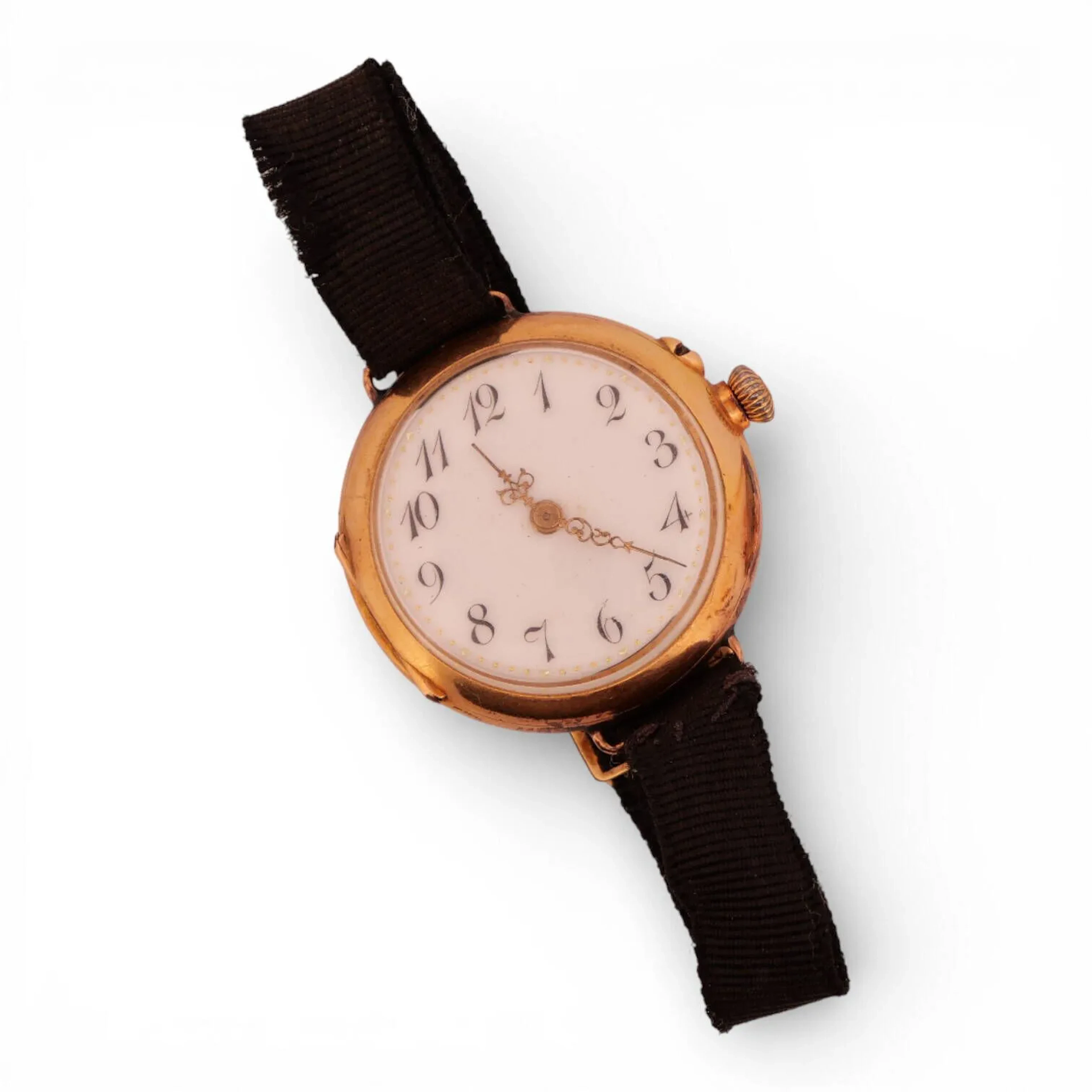 Montre de gousset en or jaune (750) montée en bracelet. Cadran émaillé blanc à chiffres arabes pour les heures et aiguilles type persil. Couvercle chiffré. Bracelet en tissu noir. Mouvement mécanique à remontage manuel. Titre: Tête de cheval Poids brut: 22,4 gr Chocs
