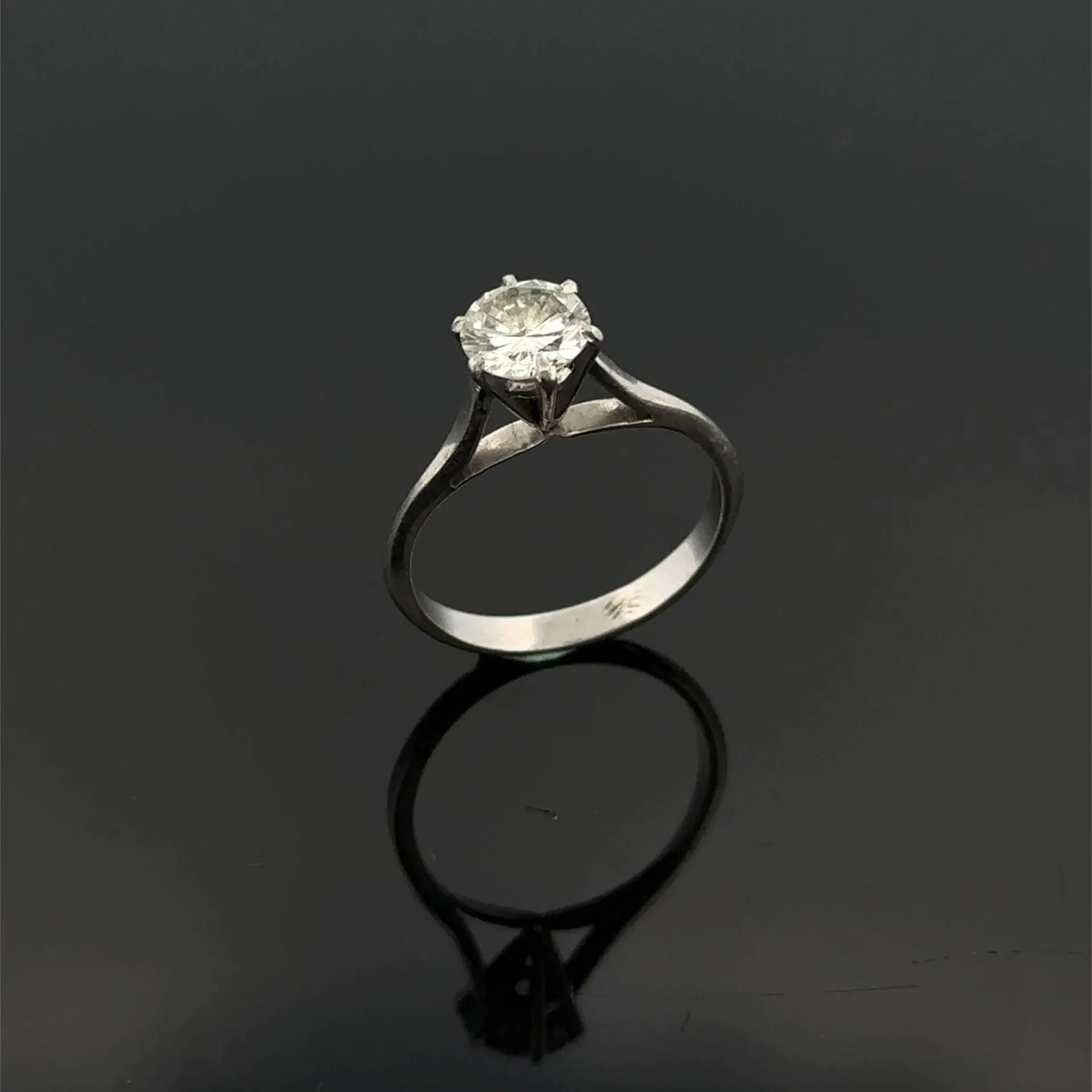 Solitaire ring in white gold (750) and platinum (950) set wi - Lot 305