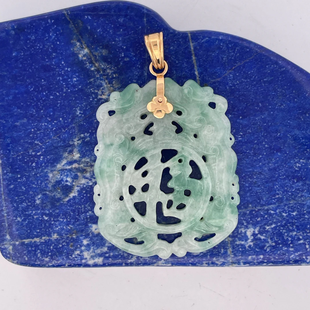A yellow gold (750) pendant holding an openwork, carved jade - Lot 113