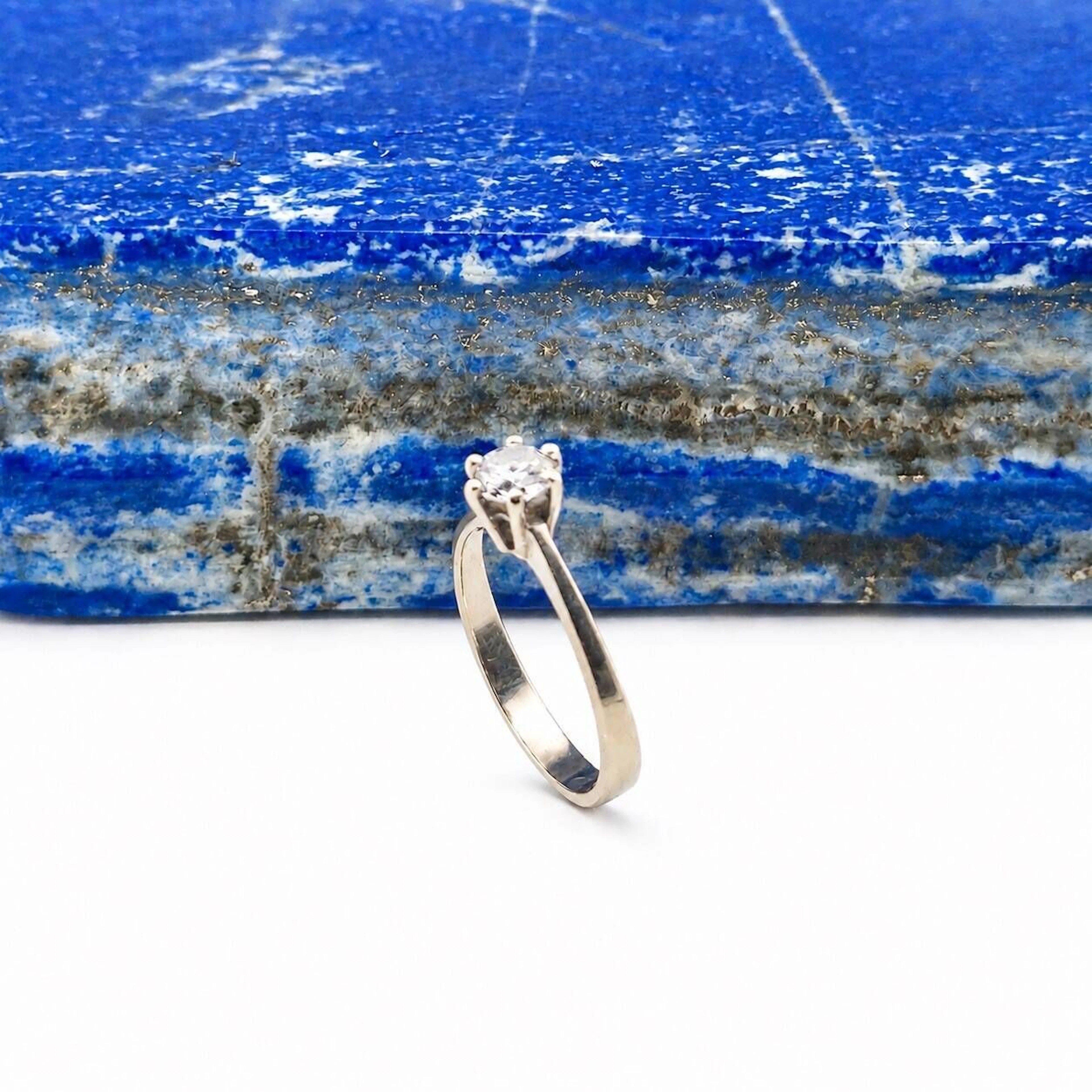 White gold (750) solitaire ring set with a brilliant-cut dia - Lot 235