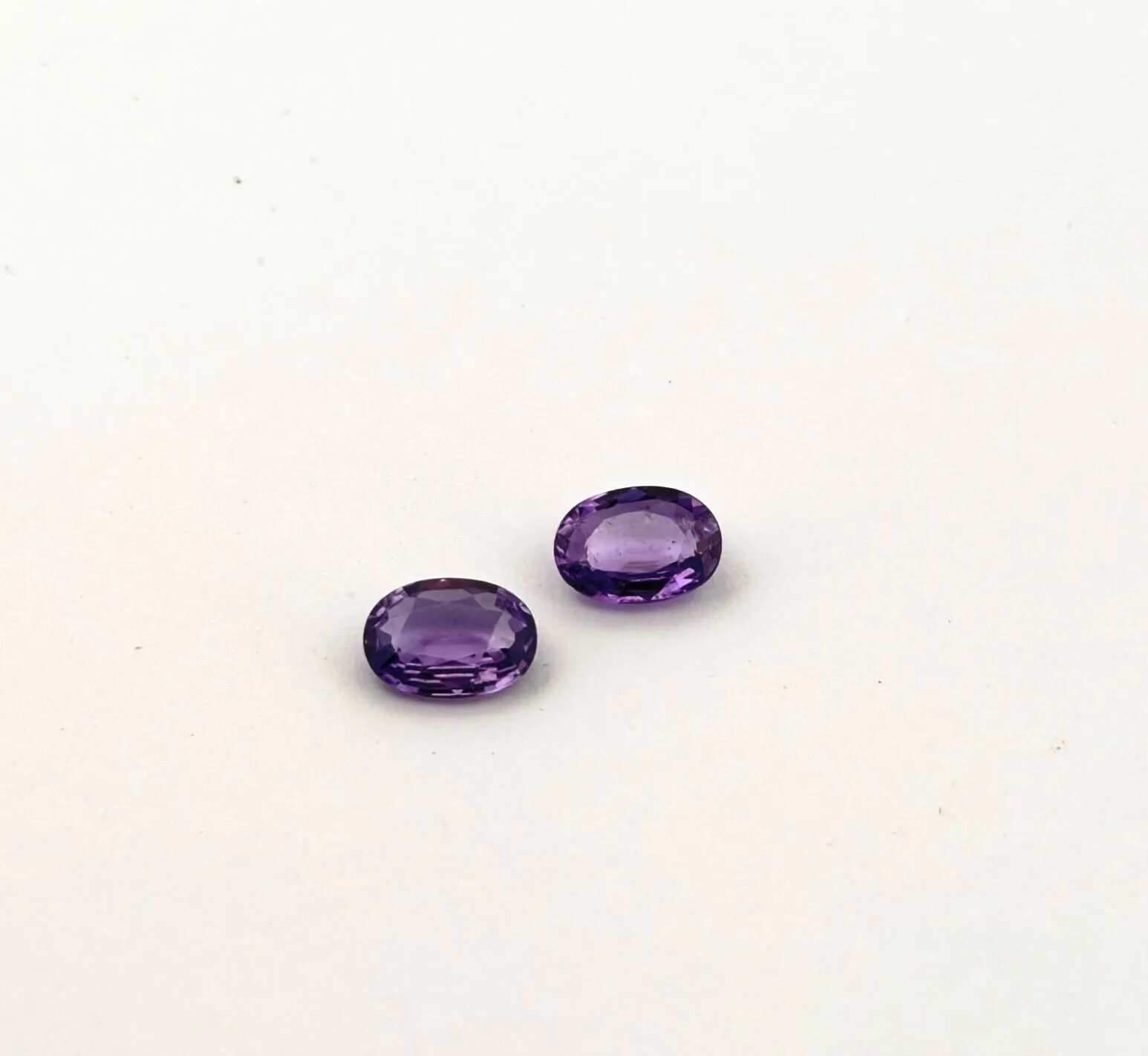 Pairing of pear violet sapphires on paper. - Lot 86