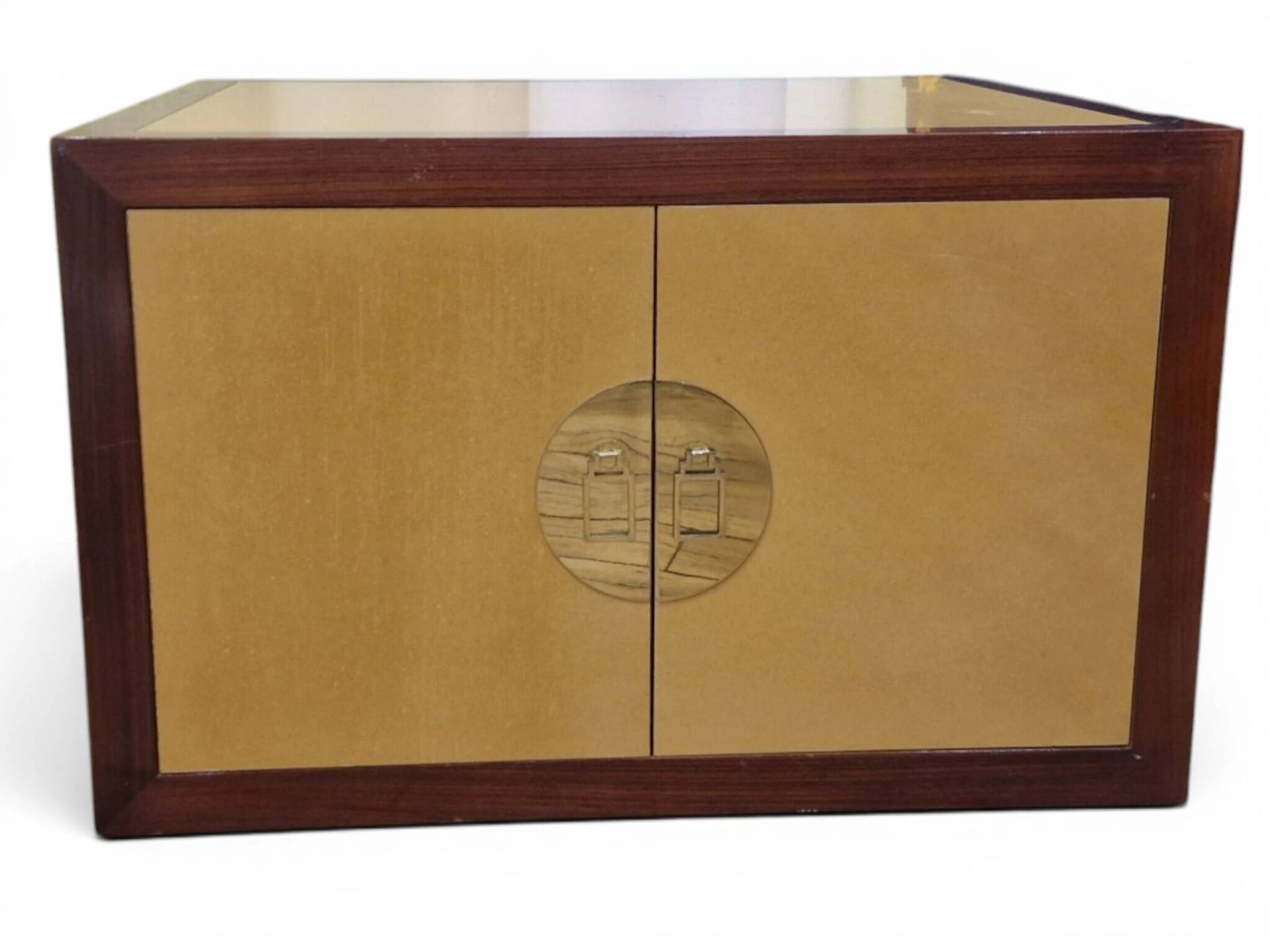 A small sideboard featuring two front doors that open to rev - Lot 542