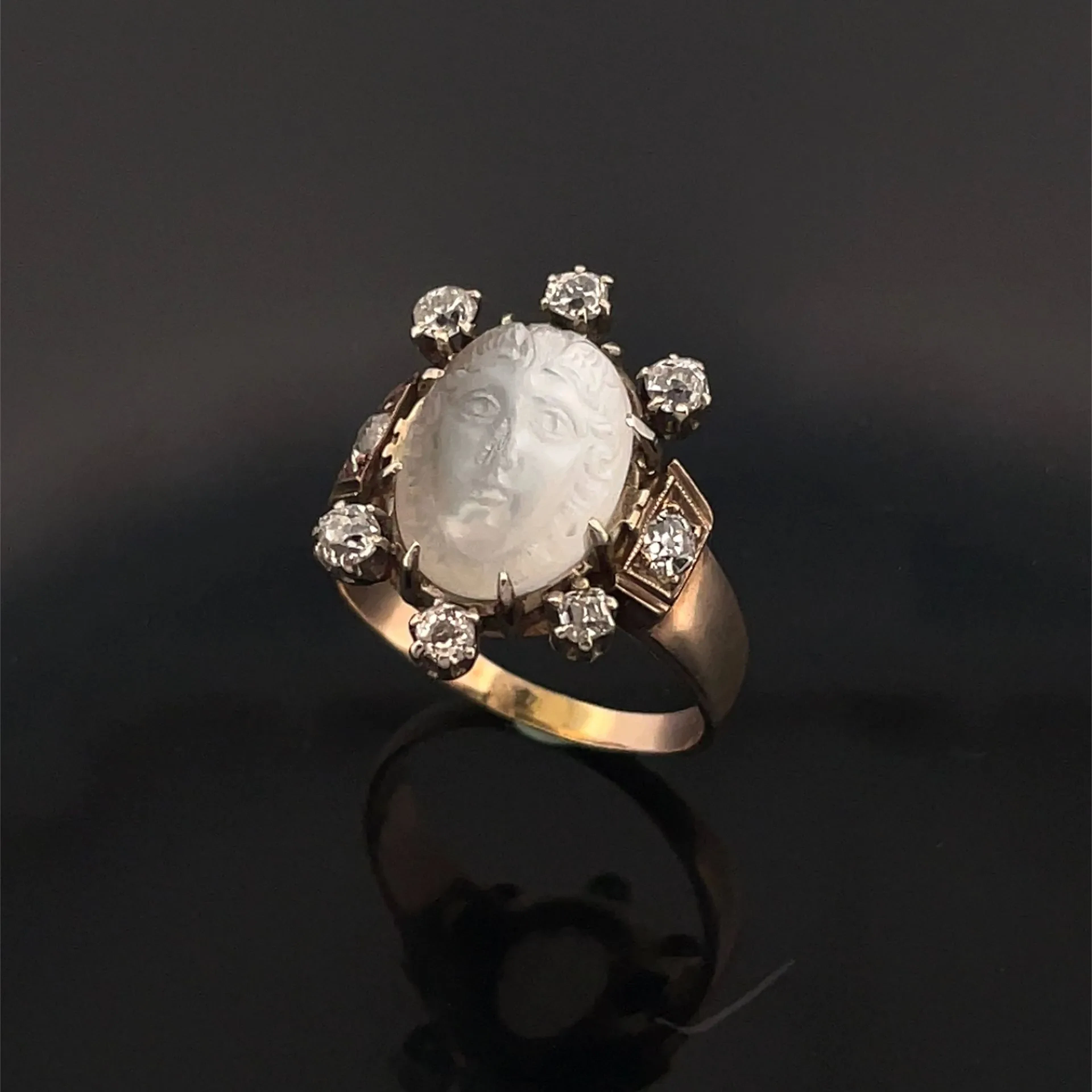 9K yellow gold (375) ring featuring a moonstone intaglio dep - Lot 211
