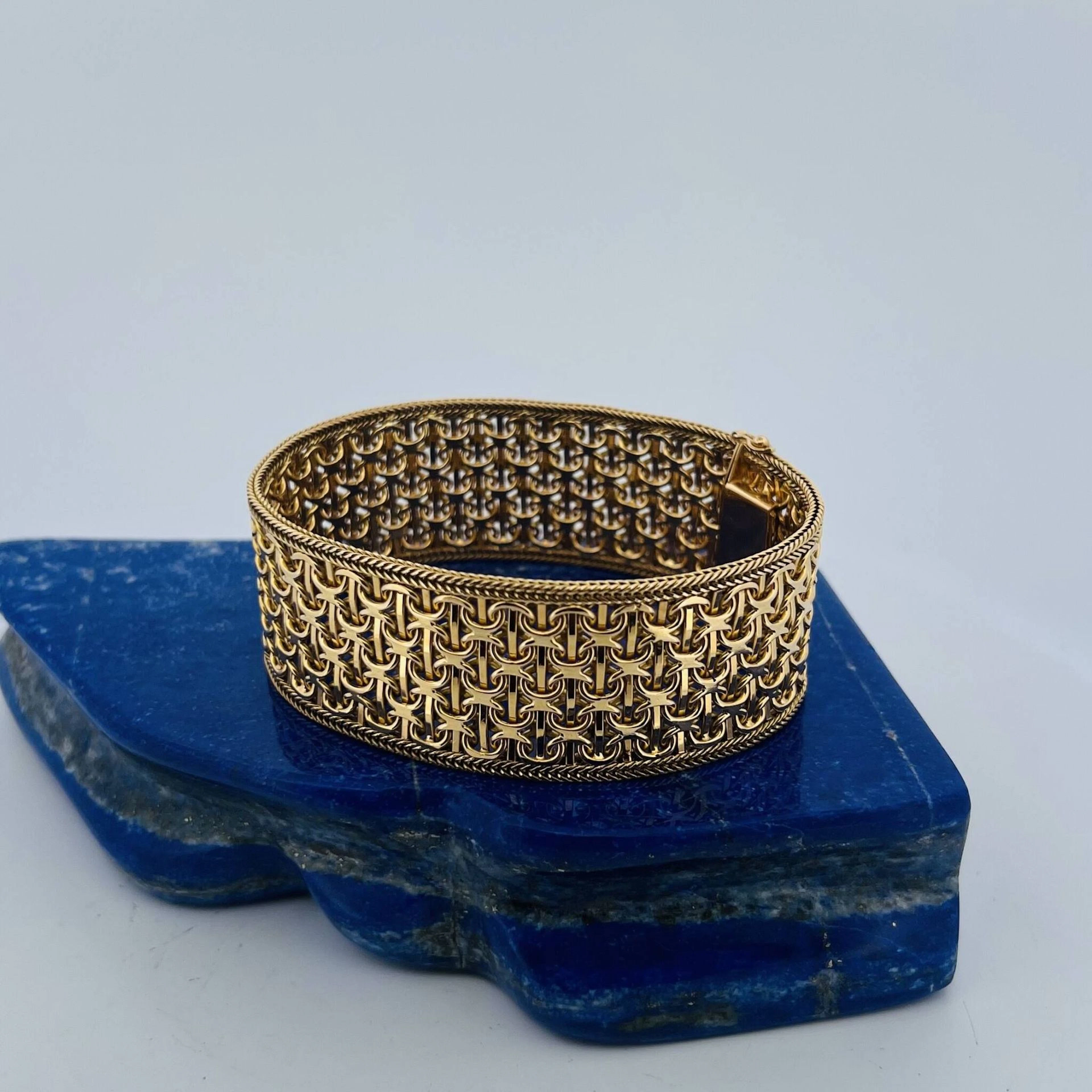 Sturdy cuff bracelet (750) with a flat link design, edged wi - Lot 216