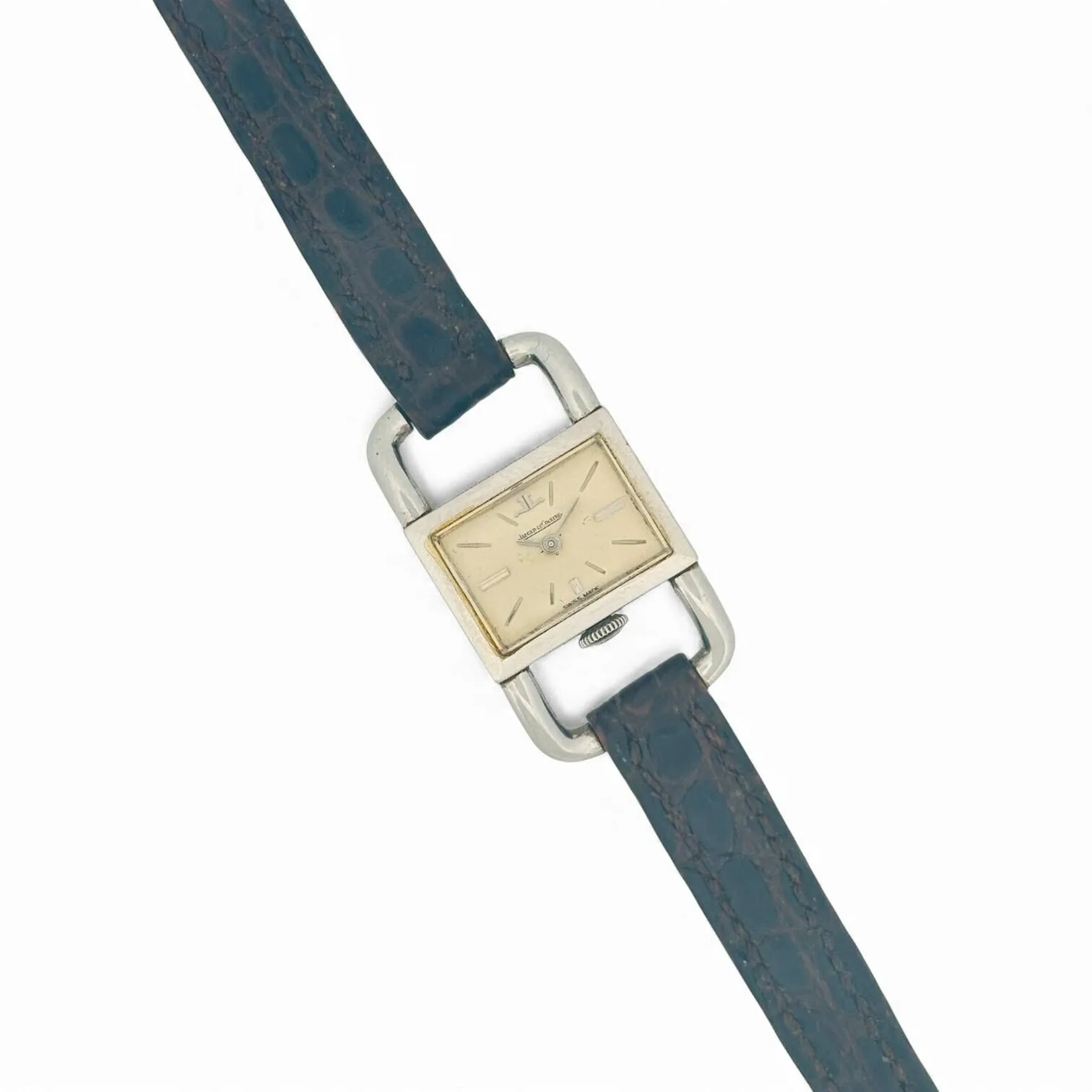 JAEGER-LECOULTRE ETRIER pour HERMÈS Montre bracelet en acier de forme étrier, cadran argenté soleillé, index en appliques argentées, aiguilles fils argentées. Fond clipé en acier signé Hermès Paris, stock 70921, numéro de série 1045564, à l’intérieur signé LeCoultre & Co. Mouvement mécanique à remontage manuel signé Jaeger-LeCoultre. Bracelet en cuir noir, boucle ardillon en métal. Montre fonctionnelle lors de l’expertise, sans garantie de fonctionnement futur et d’état des pièces. Rayures au boitier., quelques légères traces au cadran. Vers 1970 Dimensions 20 x 35 mm (corne à corne)