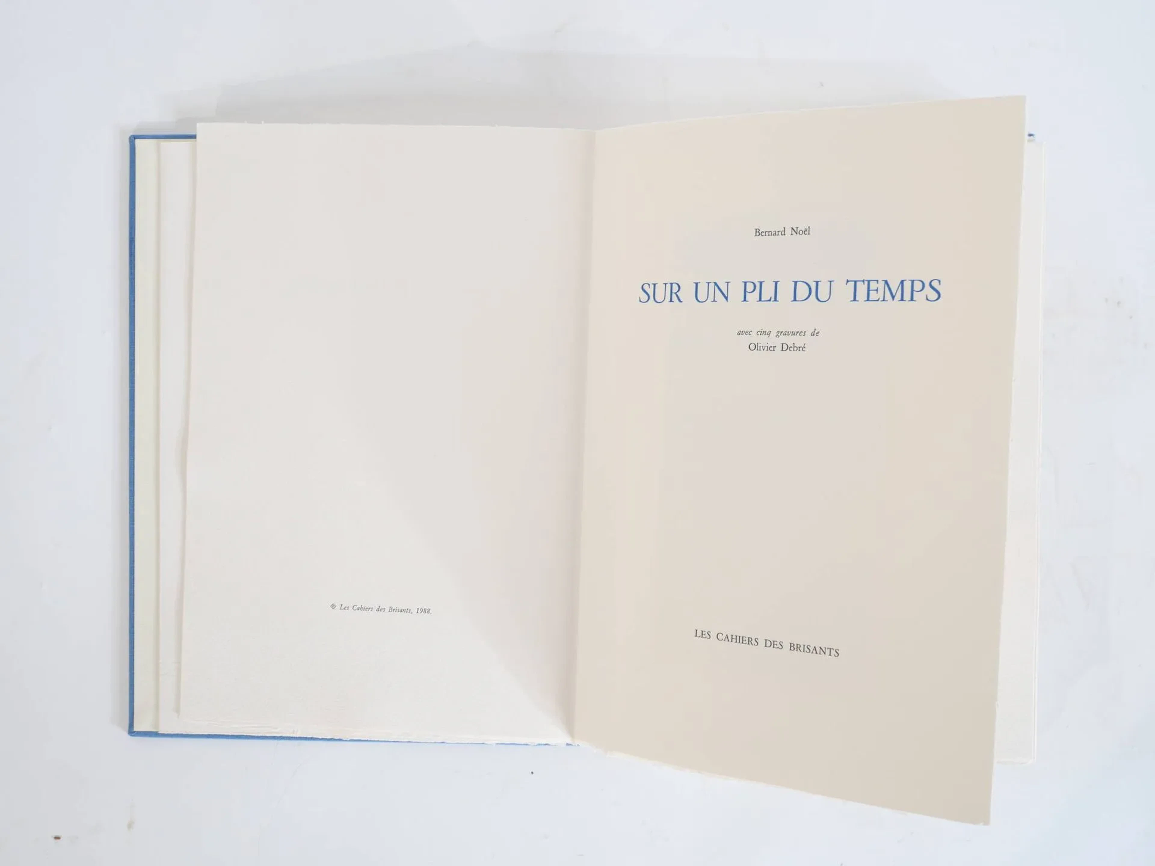 [DEBRÉ (Olivier)]. NOËL (Bernard). Sur un pli du temps. S.l., les Cahiers des Brisants, 1988. In-4 en feuilles sous couverture et emboîtage éditeur, édition illustrée de 5 gravures originales en noir hors-texte par Olivier Debré. Tirage limité à 99 exemplaires numérotés et signés par l'auteur et le peintre à la justification, celui-ci n°III H.C., un des 3 premiers exemplaires de tête comprenant une importante encre originale à double page monogrammé par l'artiste.