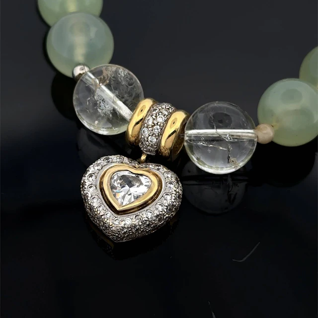 Necklace made of green and white pearls. Clasp and "heart" p - Lot 179