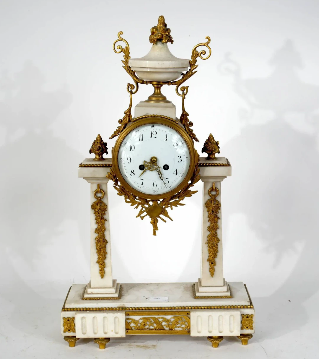 A white marble and gilded bronze pendulum clock featuring a - Lot 330