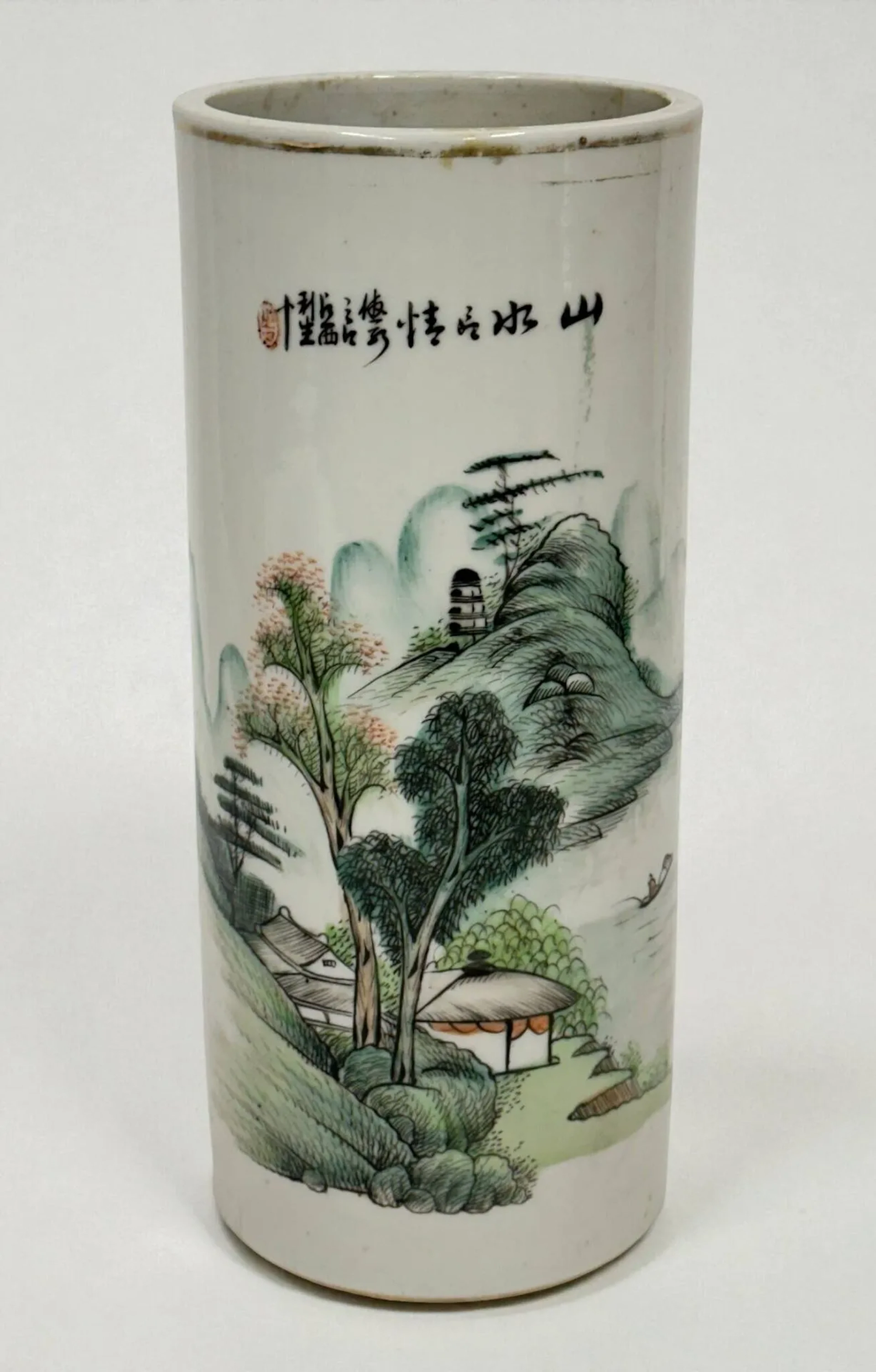 ASIE, ensemble de 4 pièces dont CHINE - XXe siècle Porte-pinceaux en porcelaine émaillée polychrome à décor d'un paysage montagneux et poèmes. (usures de l'or). H. 29 cm Buddha en bronze Vase blanc bleu Vase à décor de femmes sur un arbre