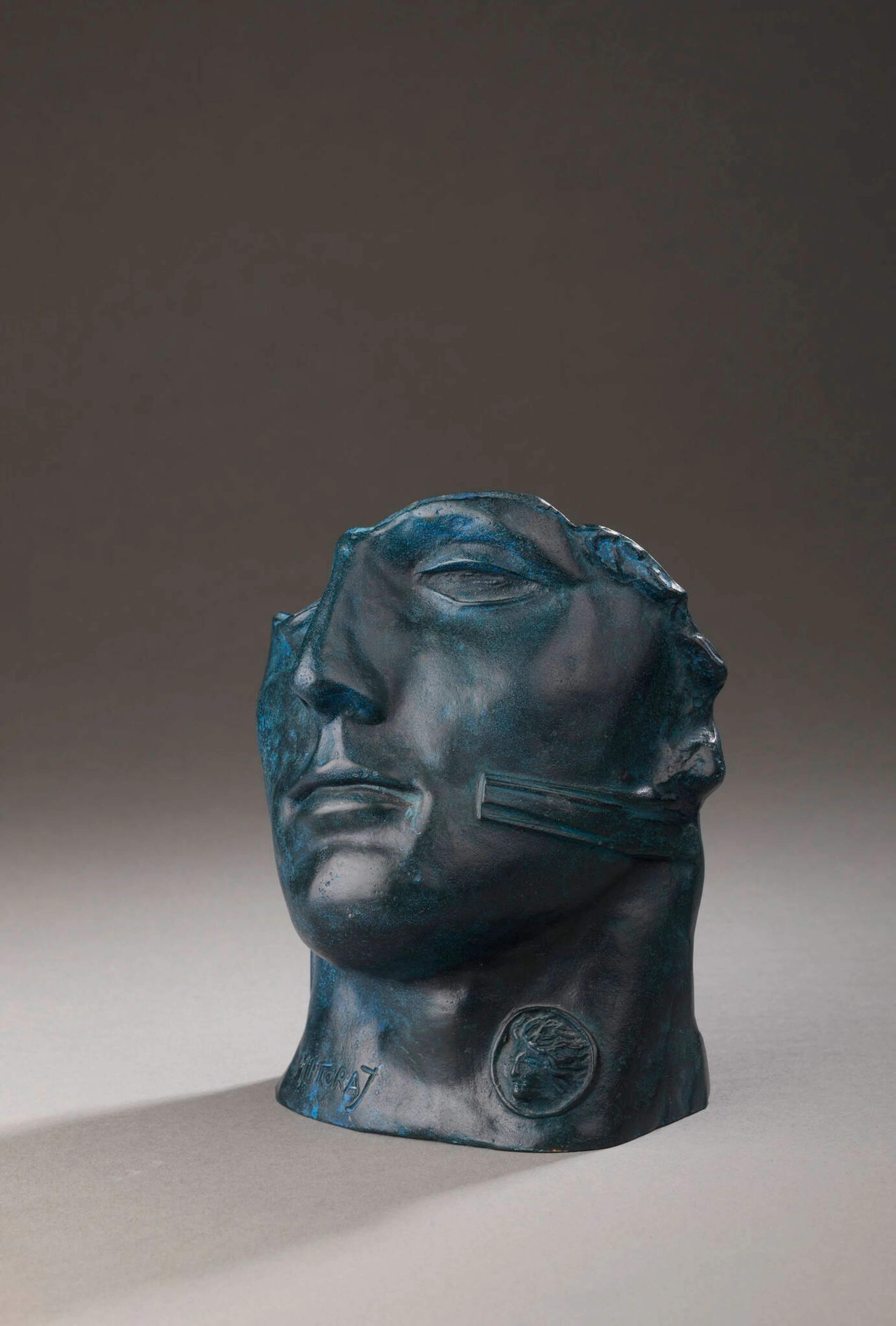 MITORAJ Igor (1944-2014) Centurion Bronze à patine bleue nuancée, en bas à gauche MITORAJ, dessous, H.C. 361/1500 H : 18 cm