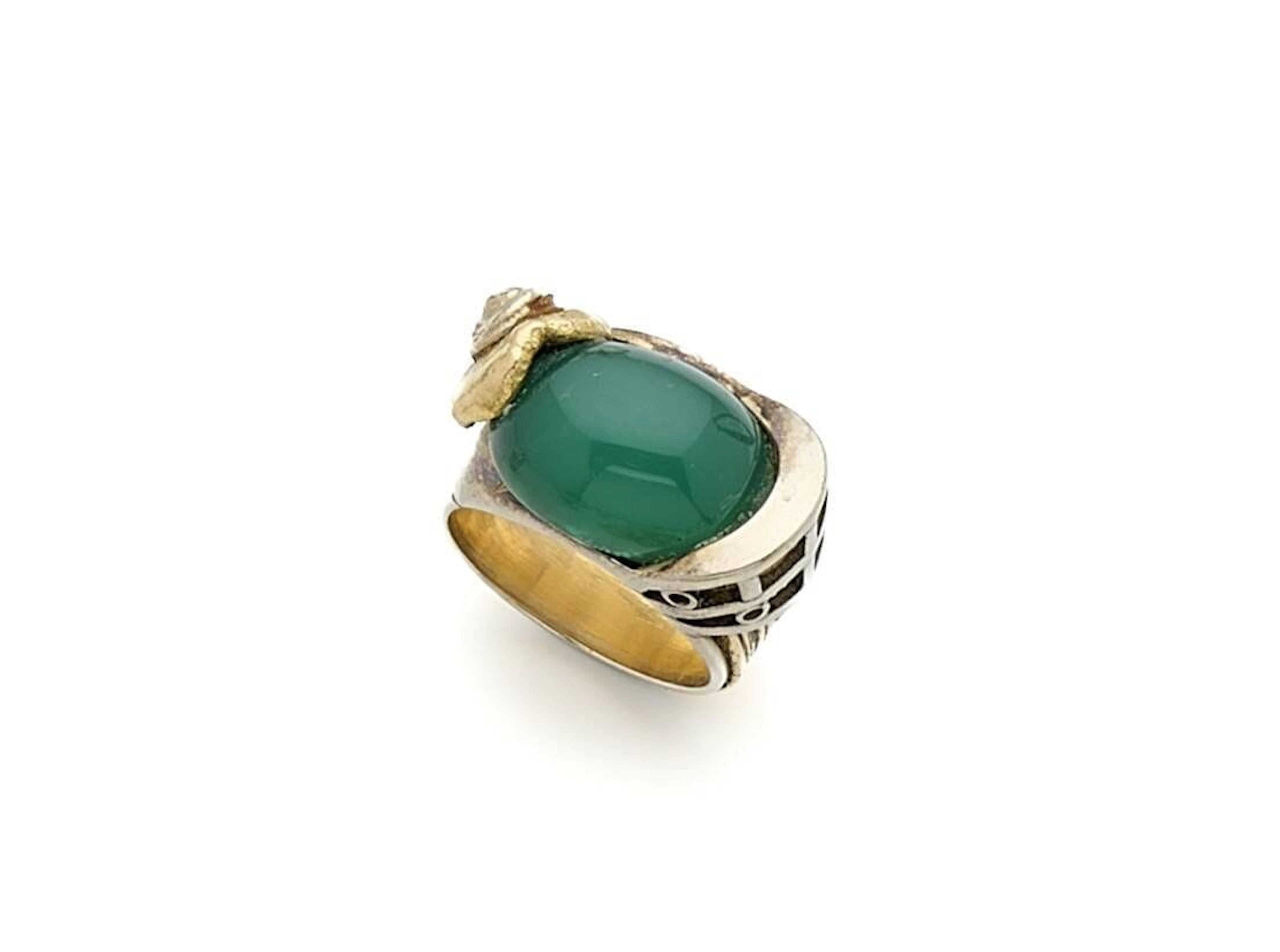 Bague asymétrique en or, sertie d'une chrysoprase cabochon ovale. Tour de doigt : 52/53. Poids brut : 13,7 g