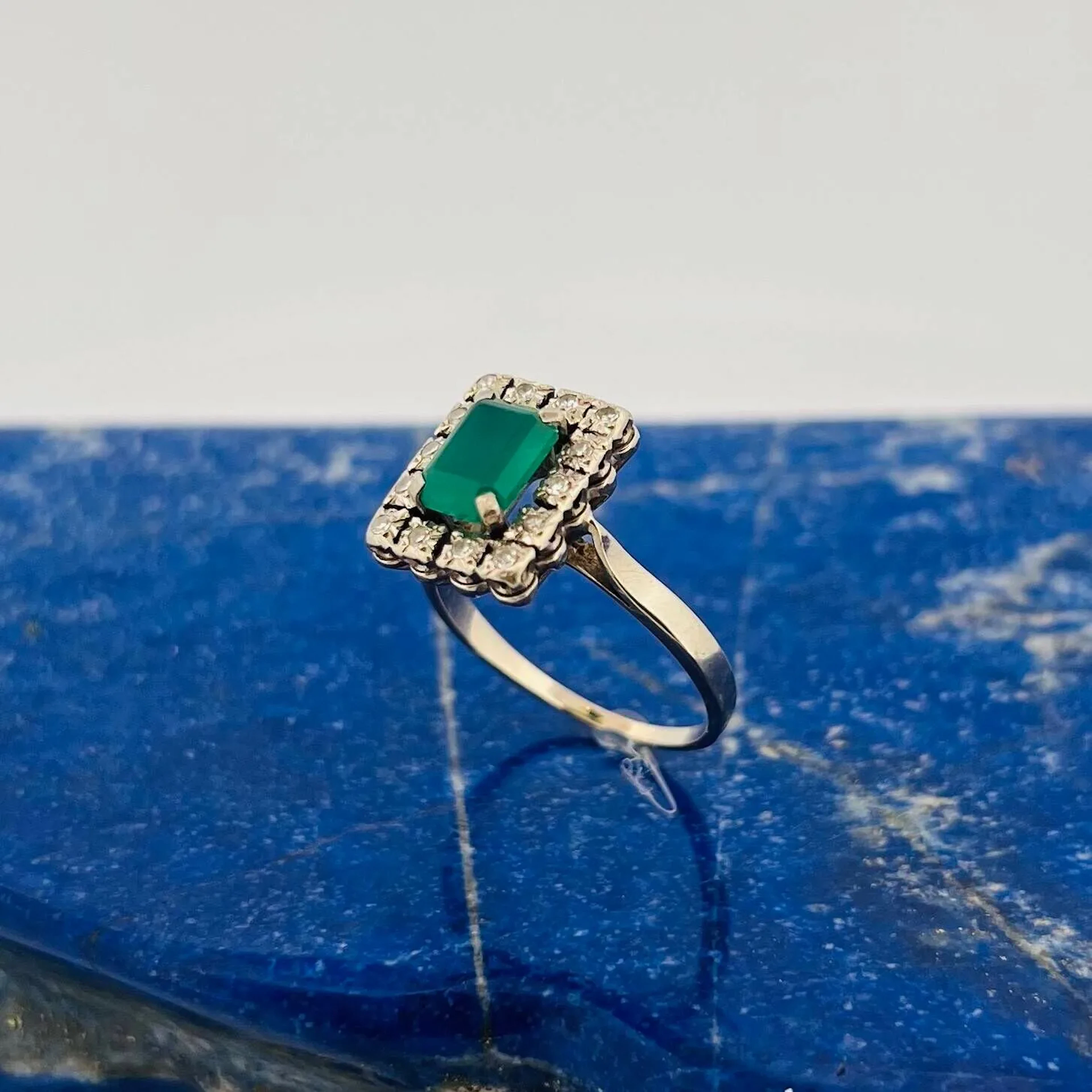 Rectangular white gold (750) ring set with a step-cut chryso - Lot 189