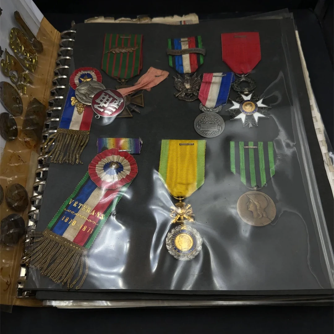 An album containing military medals, French and foreign bank - Lot 60