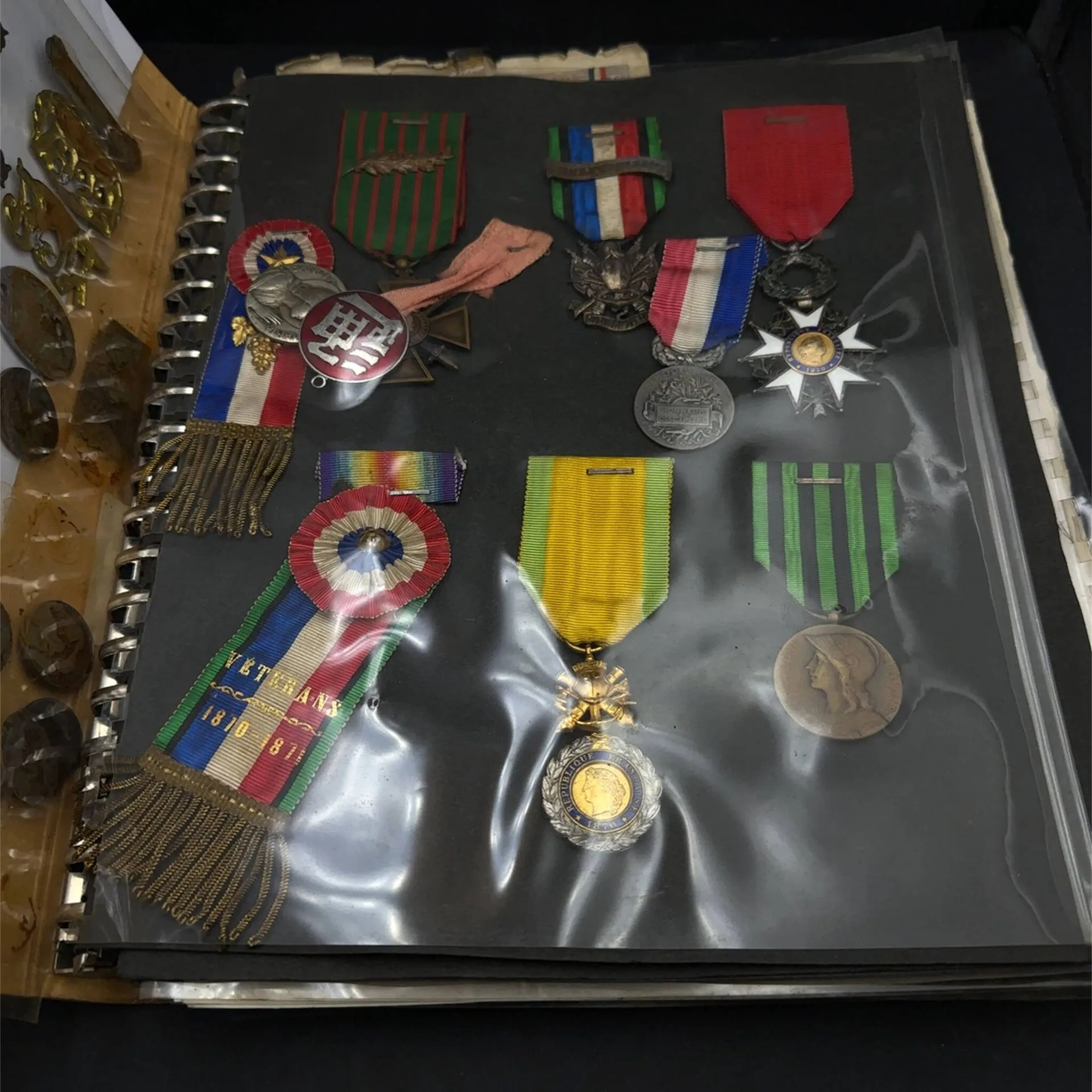 An album containing military medals, French and foreign bank - Lot 60