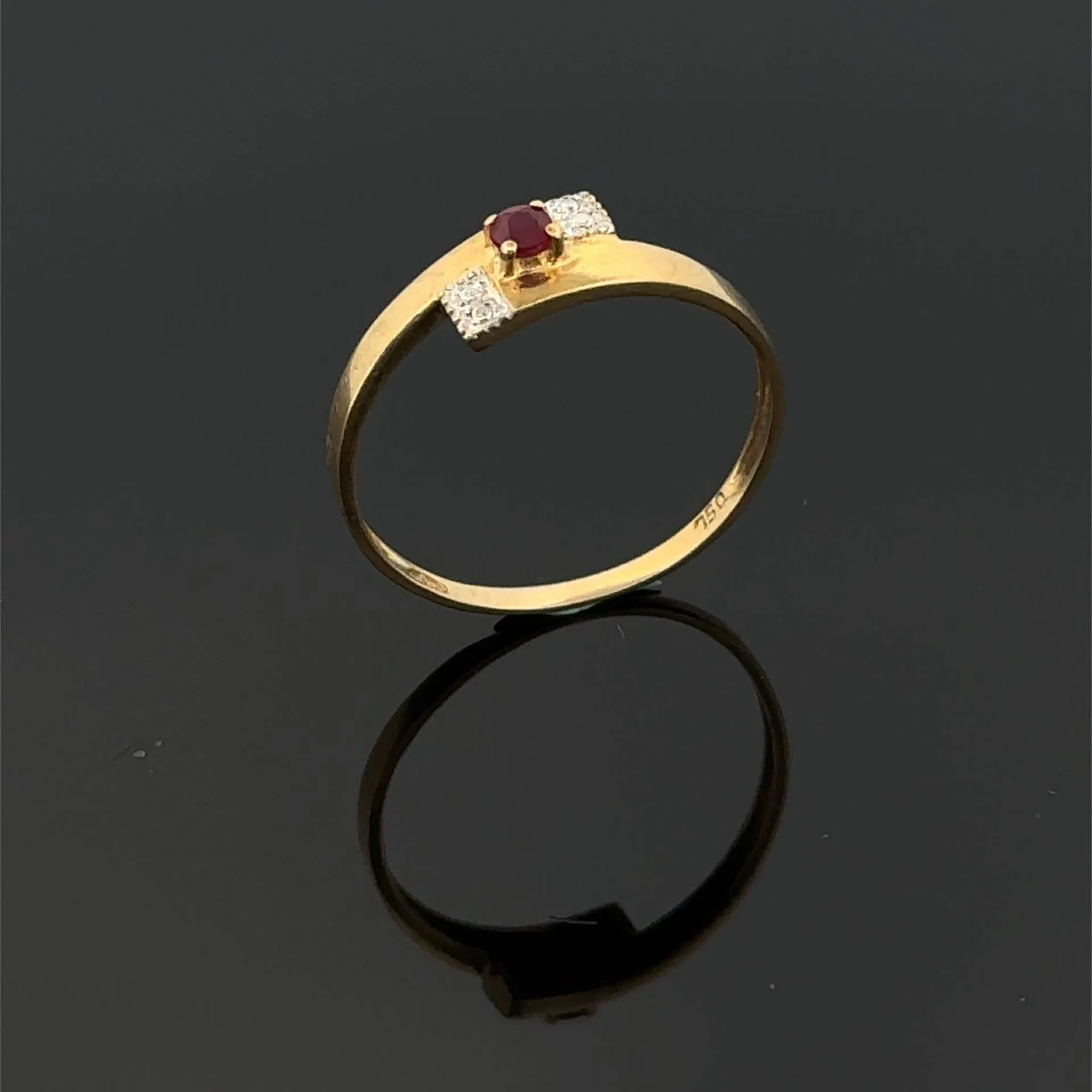 Delicate yellow gold (750) ring set with a small ruby. - Lot 231