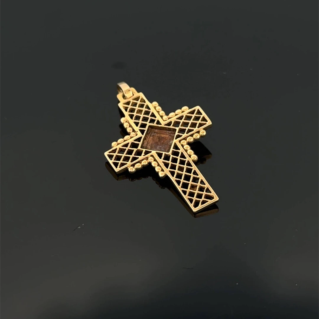 Yellow gold (750) cross pendant with beaded and openwork des - Lot 196