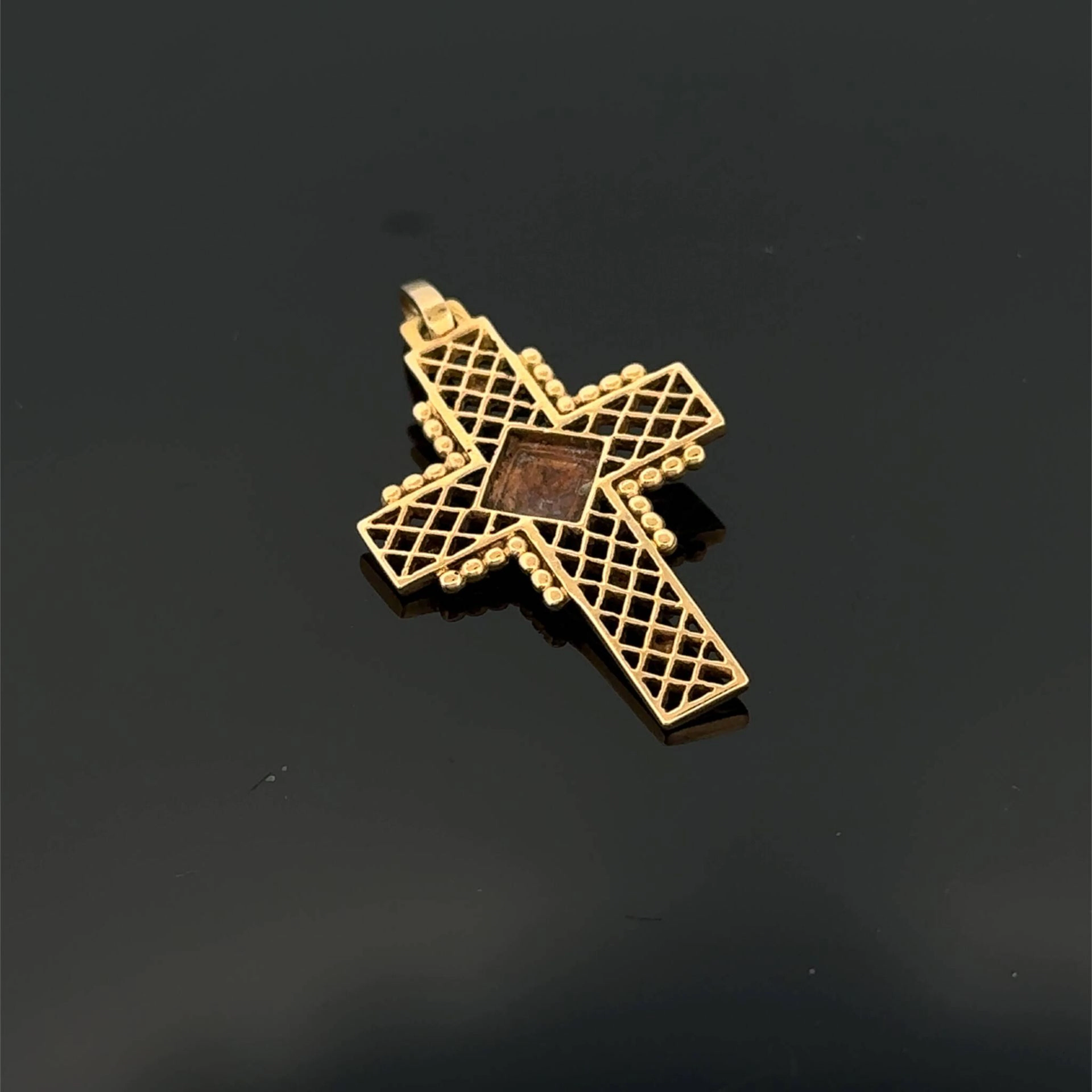 Yellow gold (750) cross pendant with beaded and openwork des - Lot 196