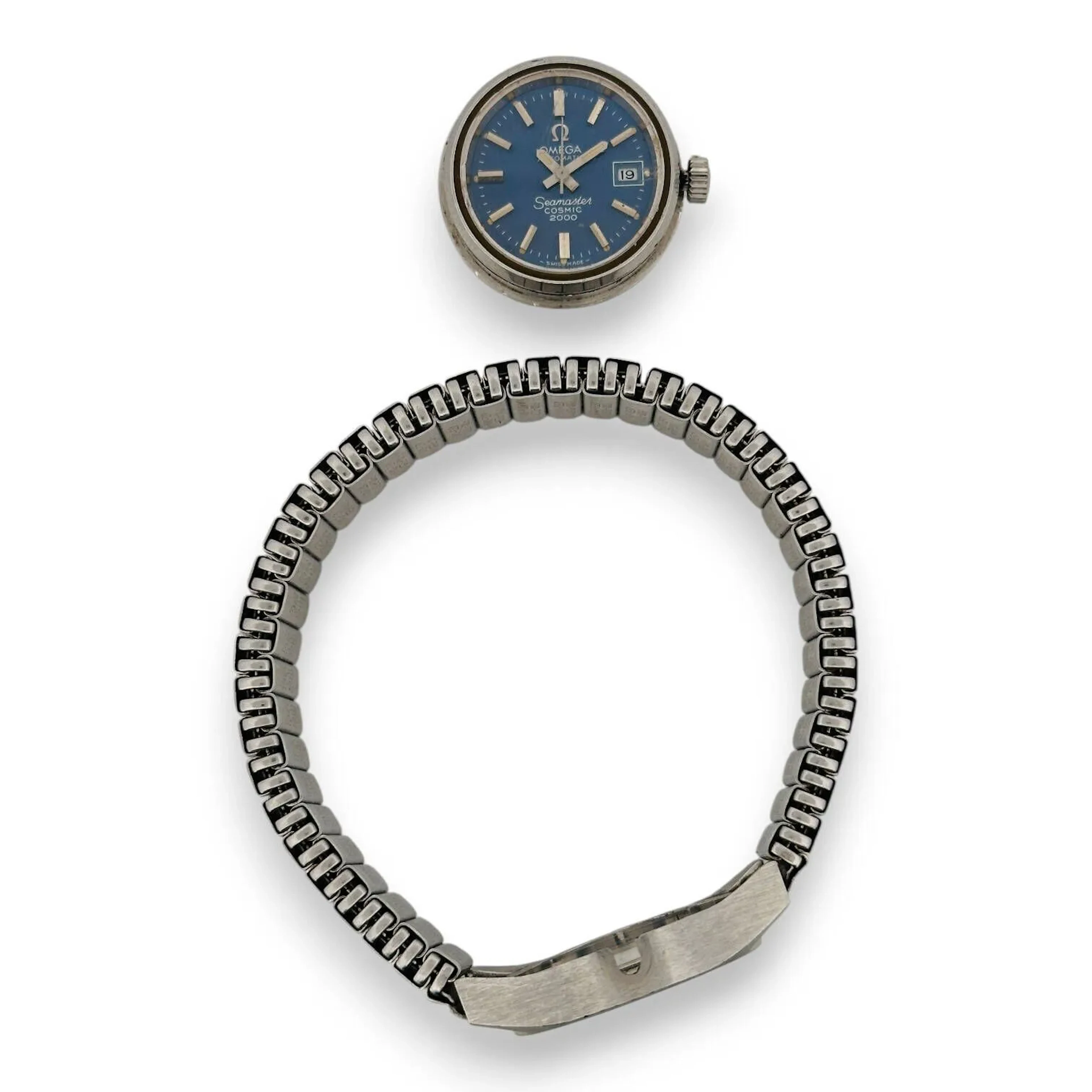 OMEGA Seamaster Cosmic 2000 Montre bracelet de dame en métal argenté, cadran bleu, index bâtons formant les heures, date par guichet à 3h, bracelet extensible intégré en métal argenté. Diam. : 25 mm (fortes rayures et chocs au cadran)