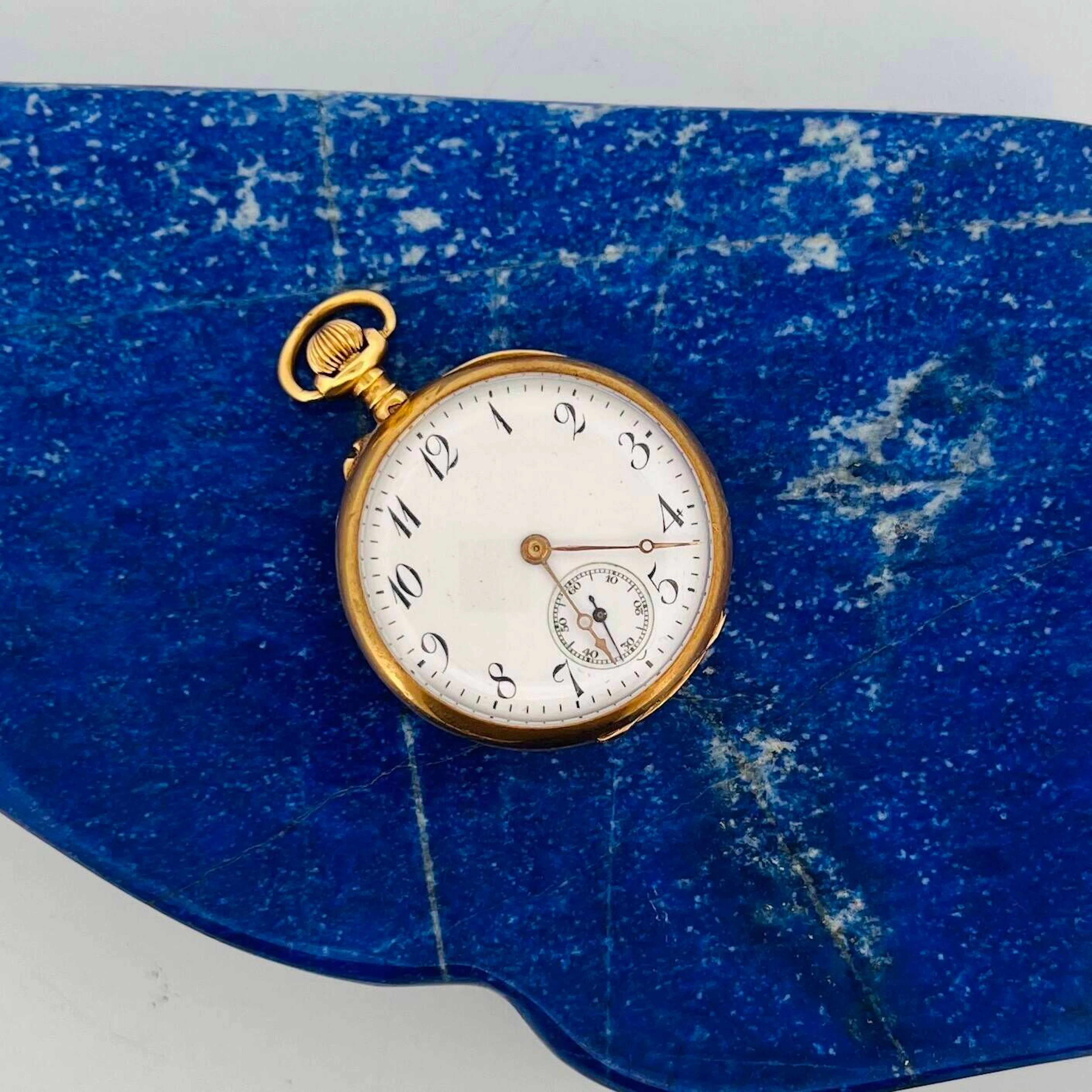 Yellow gold (750) wristwatch with a white enamel dial, Arabi - Lot 17