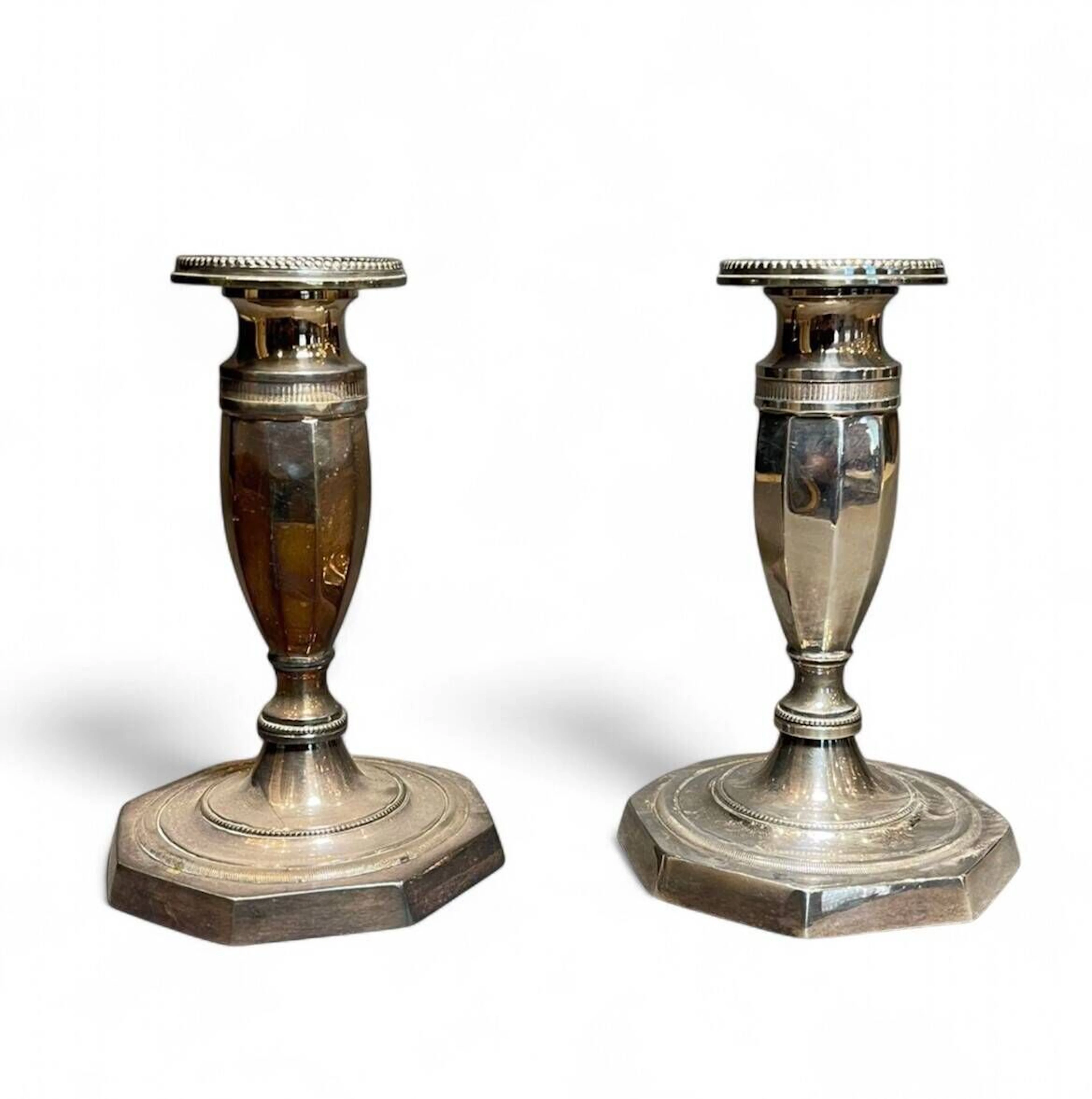 Pair of octagonal silver-plated candlesticks adorned with pe - Lot 147