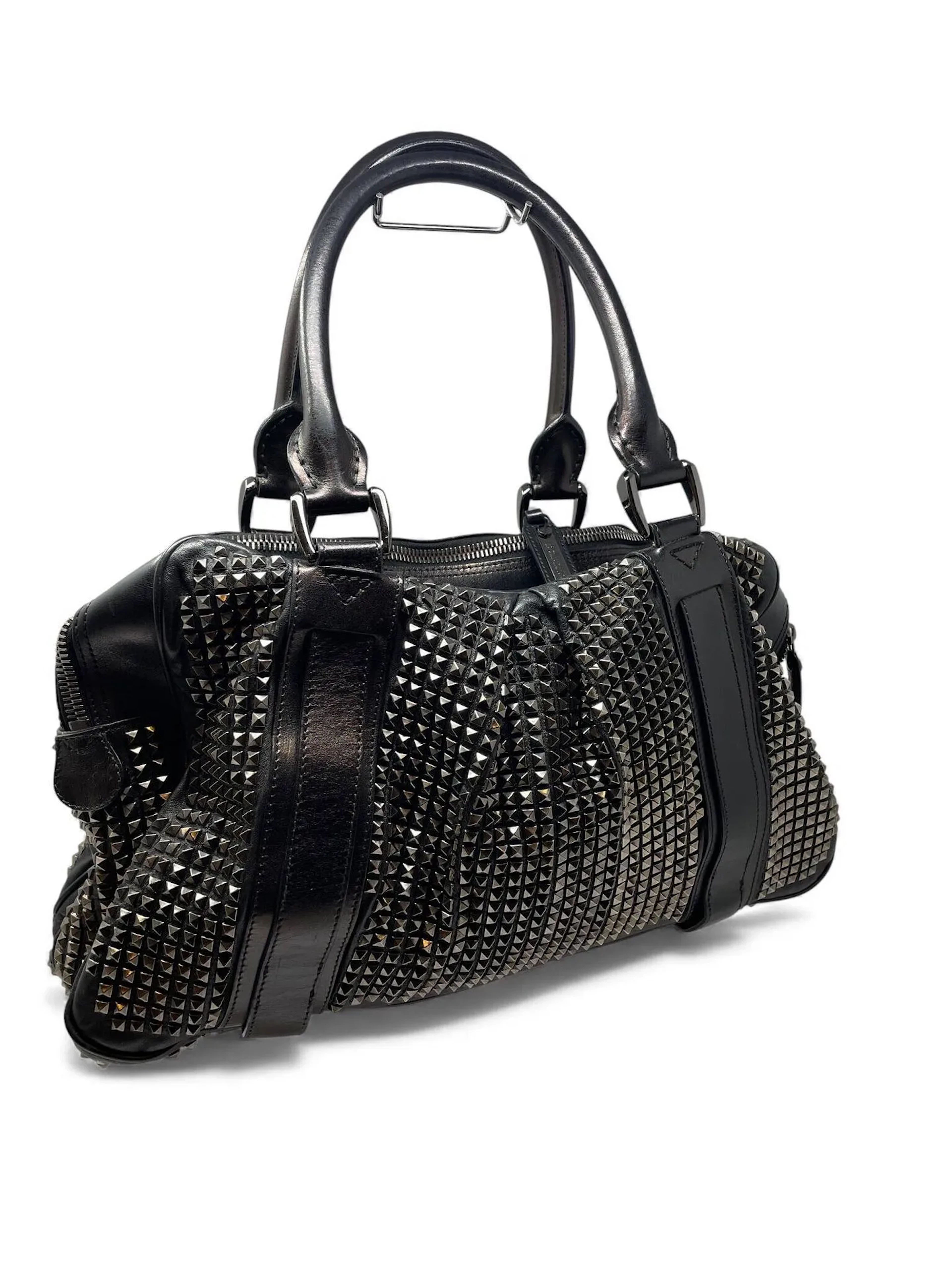 BURBERRY Sac modèle "Boston" en cuir noir, rehaussé de clous argentés, garnitures en métal argenté, double compartiment à fermeture éclair 24 x 44 x 17 cm