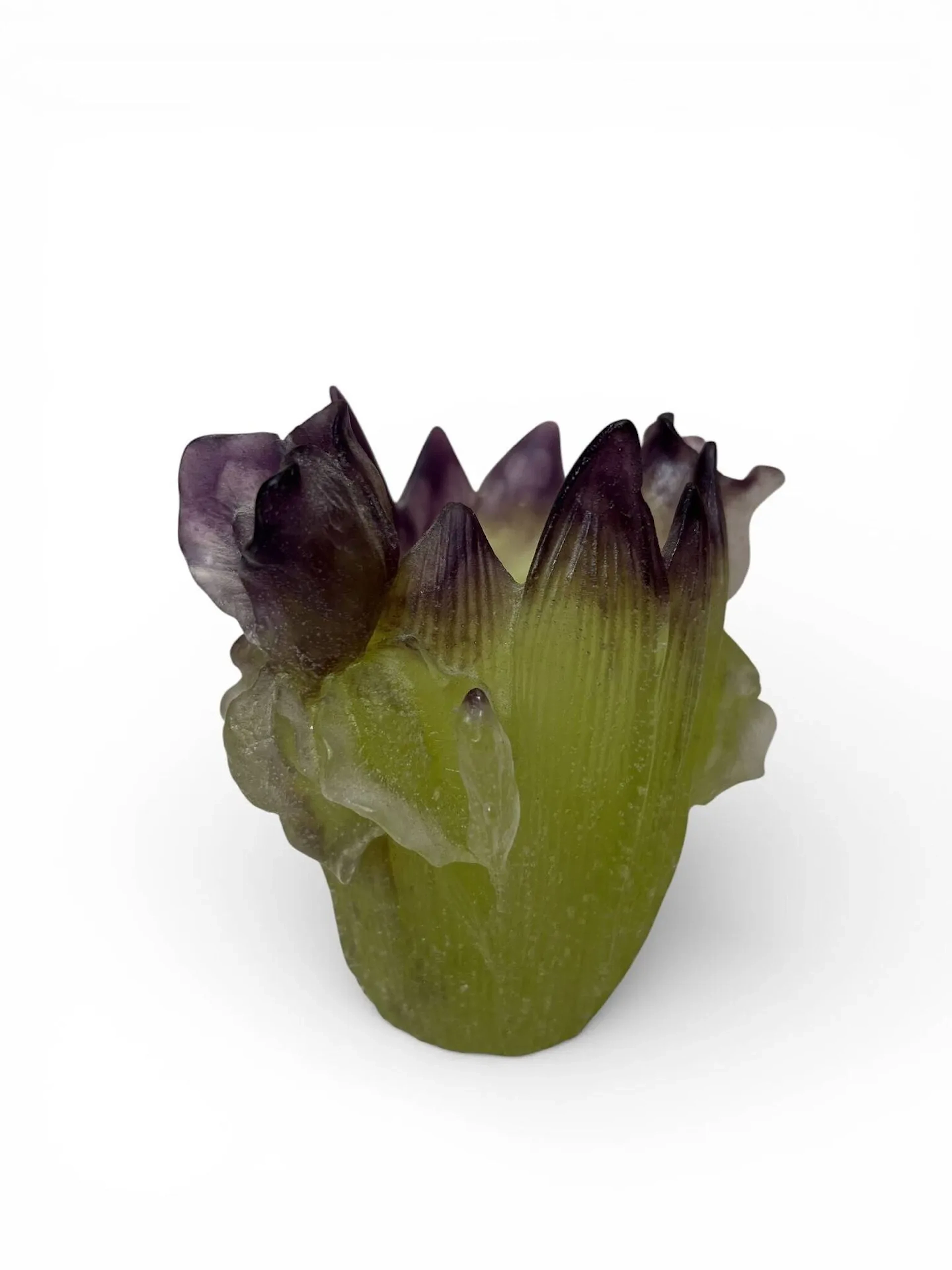 DAUM FRANCE - Petit vase en pâte de verre figurant des iris dans les tons vert et mauve, dessous Daum France Ht. : 13 cm