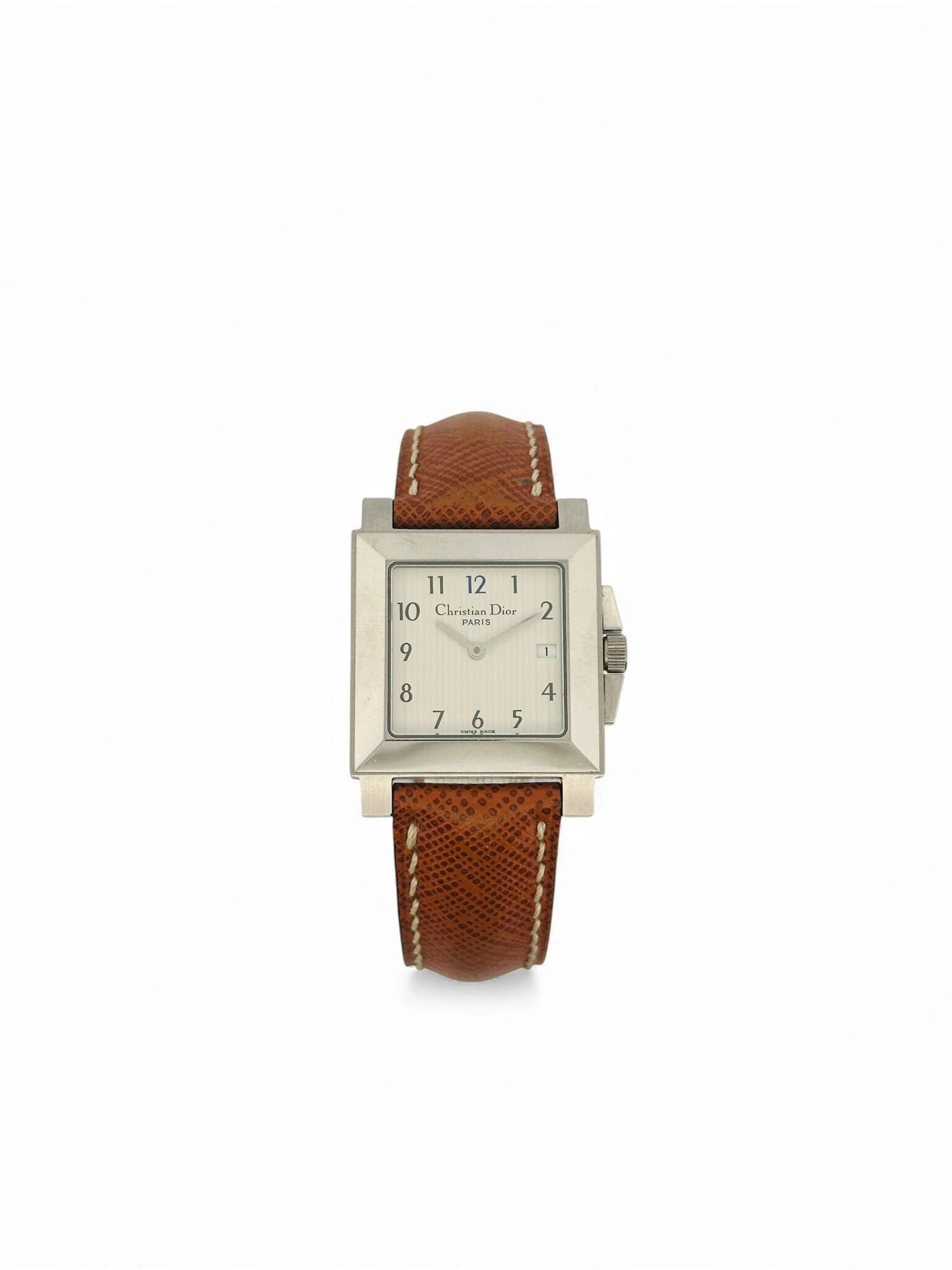 CHRISTIAN DIOR Montre bracelet d'homme modèle "Monsieur Dior" à cadran de forme carrée en métal argenté à chiffres arabes pour les heures, calendrier à 3 heures, couronne signée. Mouvement à quartz. Bracelet en cuir d'origine (usures)