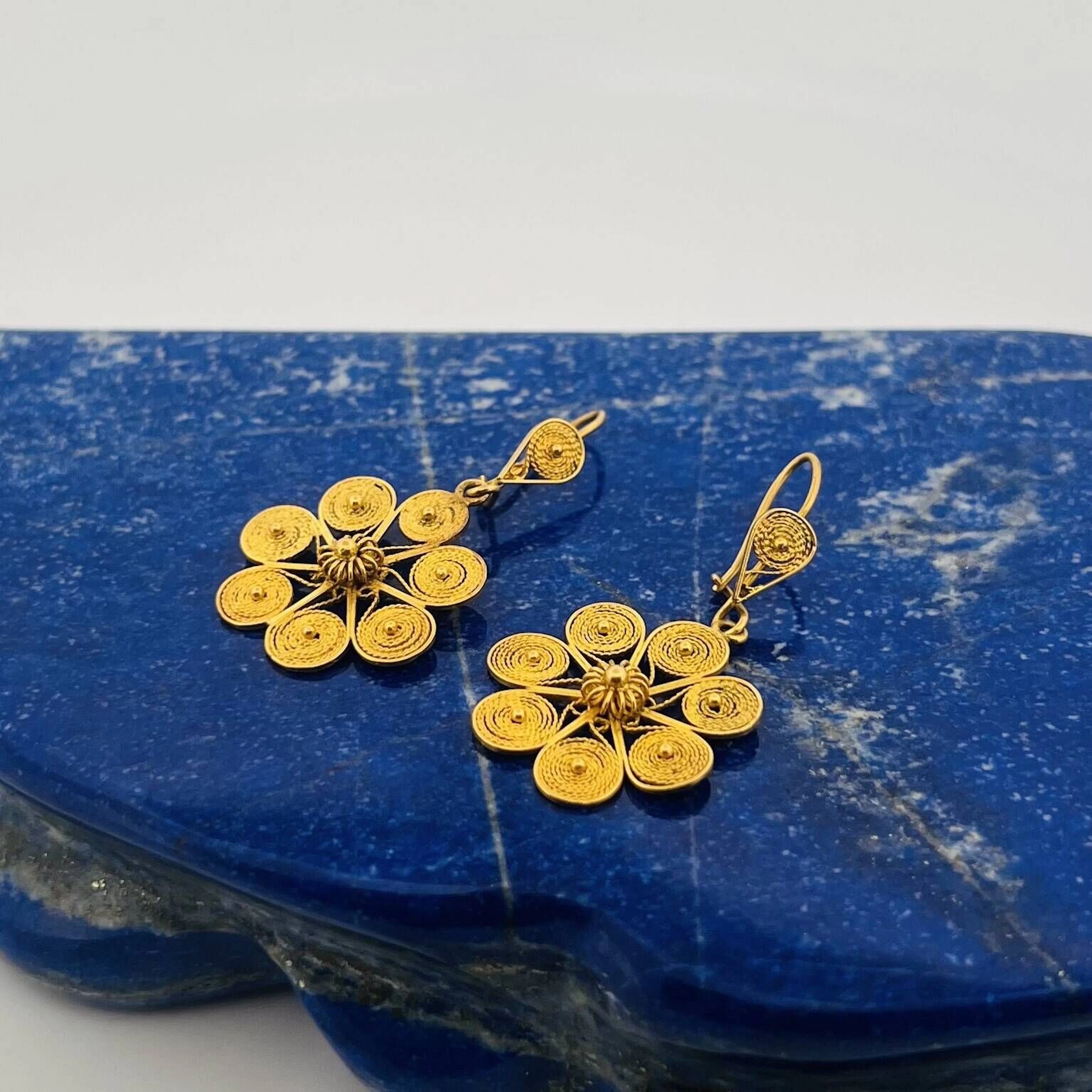 Pair of "flower" earrings in openwork and filigree yellow go - Lot 99