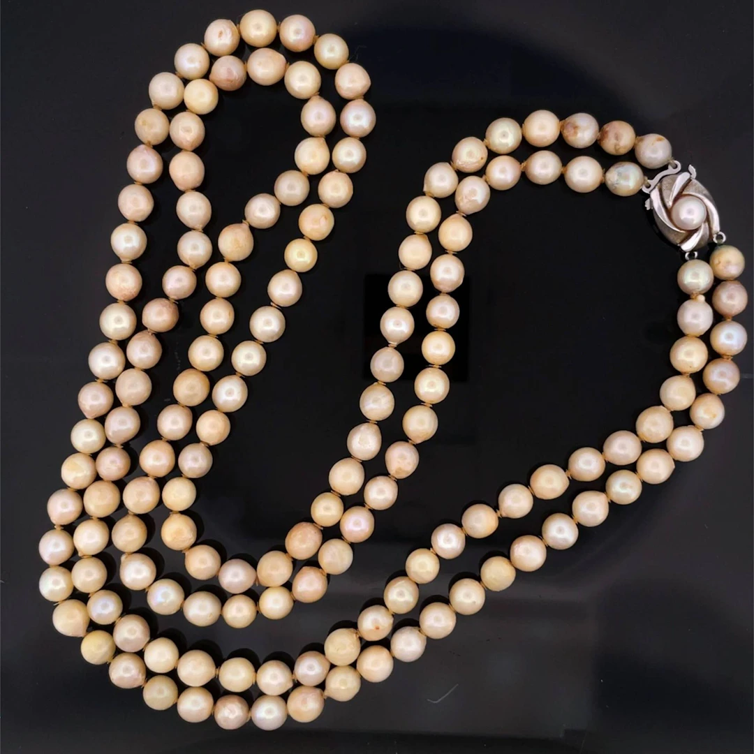 Necklace consisting of two strands of cream-colored cultured - Lot 170