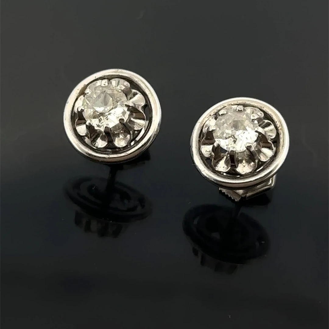 A pair of circular white gold (750) stud earrings set with t - Lot 172