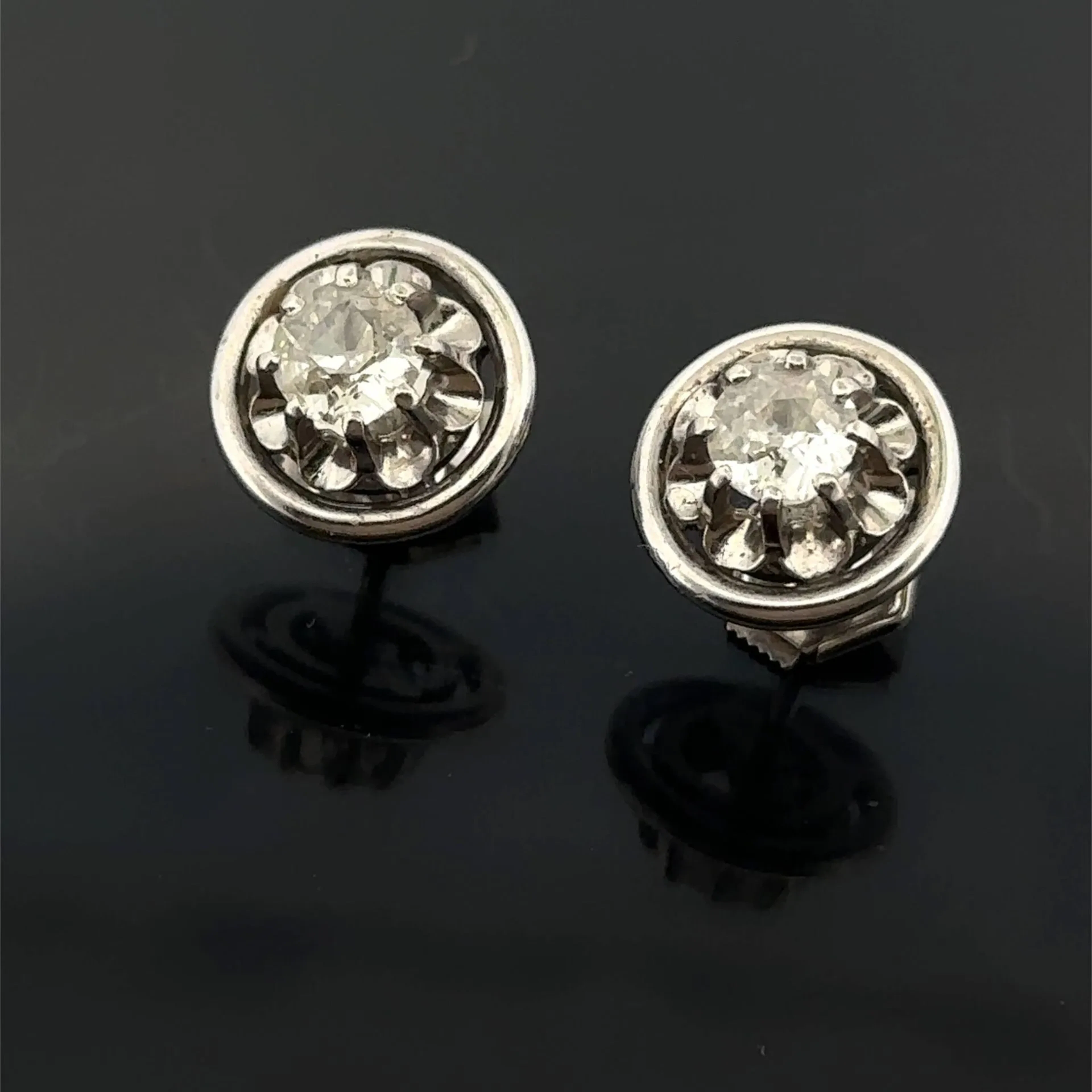 A pair of circular white gold (750) stud earrings set with t - Lot 172