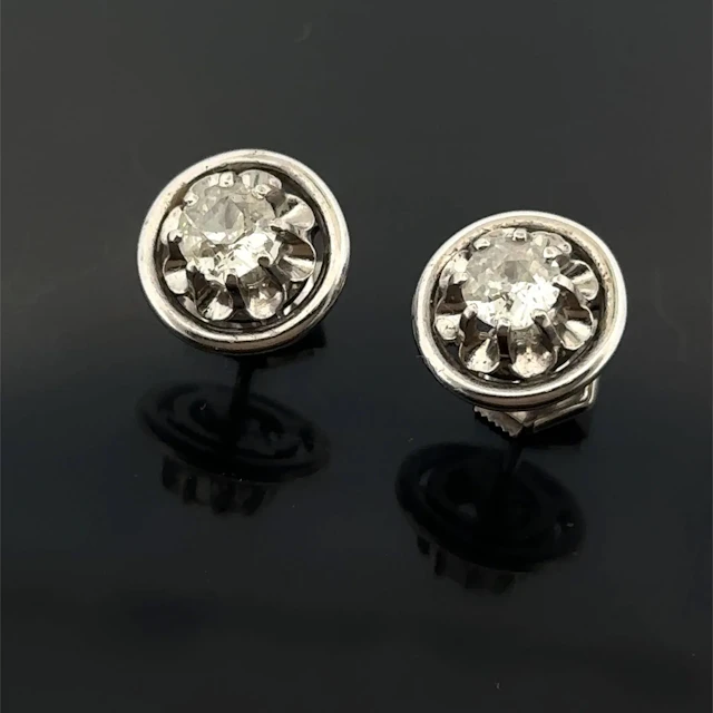 A pair of circular white gold (750) stud earrings set with t - Lot 172