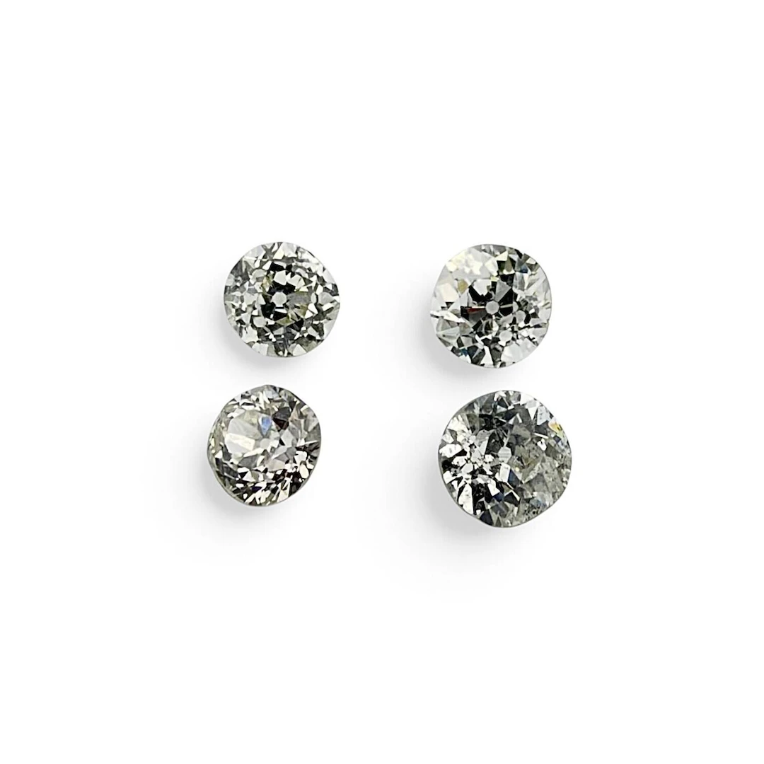 Set of four old-cut diamonds on paper, weighing a total of 2 - Lot 111
