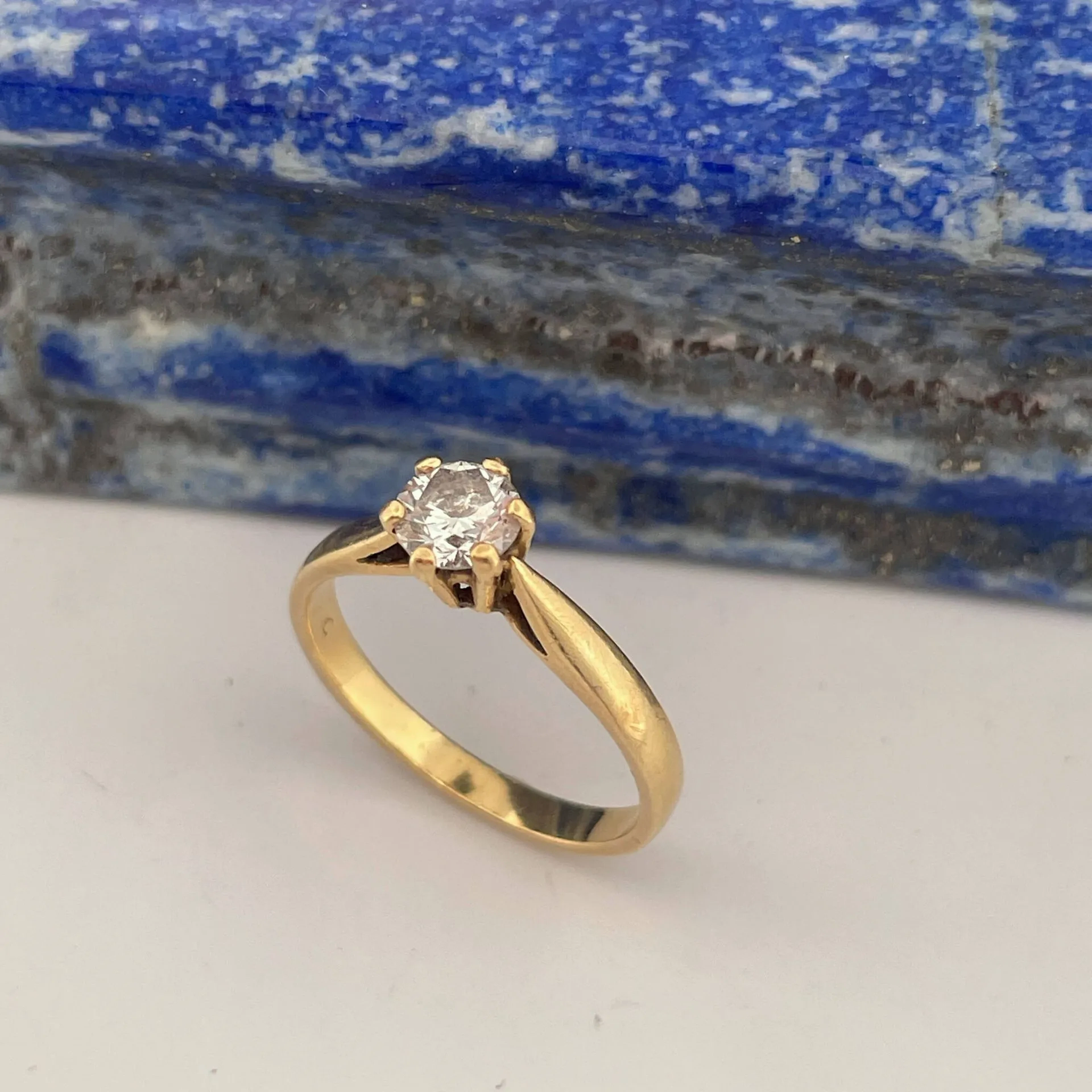 Yellow gold (750) solitaire ring set with a brilliant-cut di - Lot 71