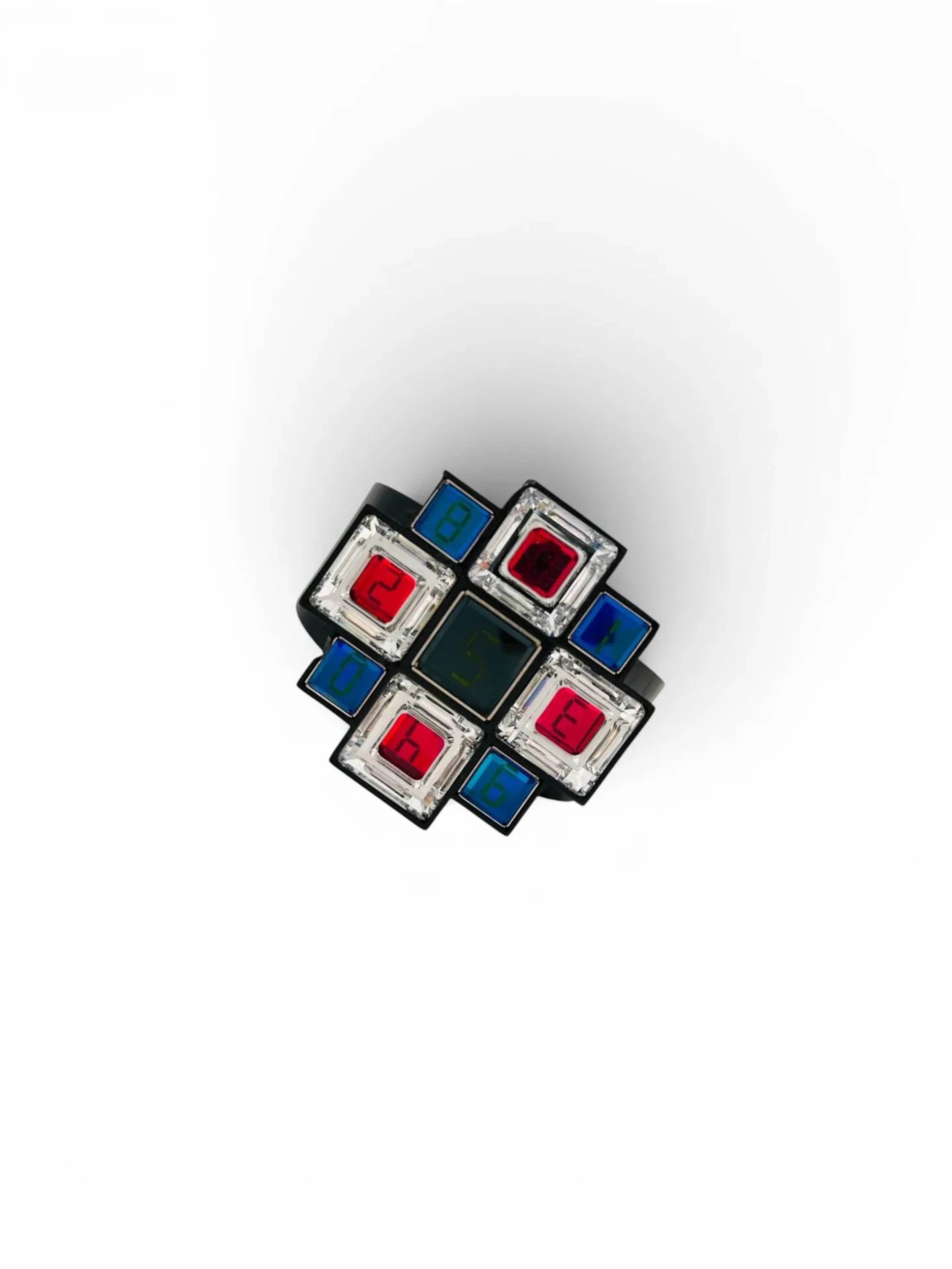 CHANEL par Karl LAGERFELD (1983 - 2018) Bracelet manchette en plexi noir centre d'un important motif géométrique polychrome (stylisant un affichage numérique) Non signé Rayures, usures, accidents et manques Circa 2000 Motif : 6,3 X 6,3 cm