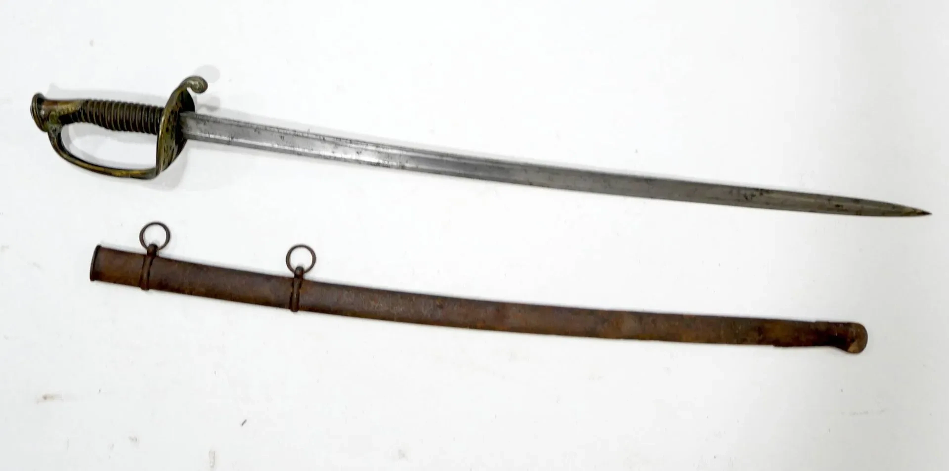 Sabre d’officier d’infanterie modèle 1855. Monture en bronze, calotte ciselée à la couronne, arc de jointure au filet, plateau ajouré à décor de fleur, quillon en forme de goutte. Fusée en corne, manque le filigrane. Lame légèrement courbe à gorge et gouttière marquée de la manufacture d’armes de Châtellerault Fourreau en fer à deux bracelet et anneau de suspente. Oxydations, en l’état. Longueur totale : 92 cm. France, époque IIIème République.