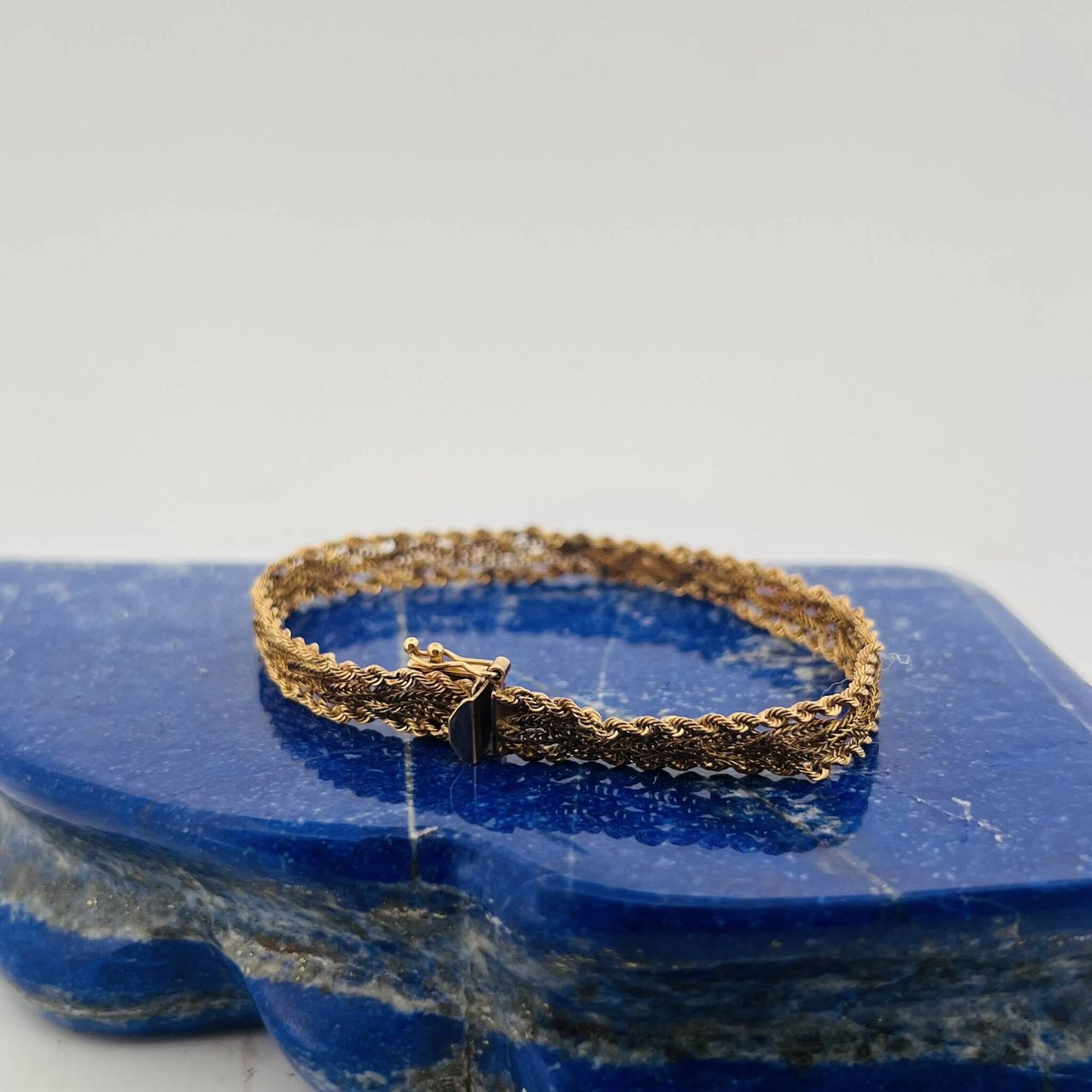 14k yellow gold (585) ribbon bracelet, featuring palm-link c - Lot 180