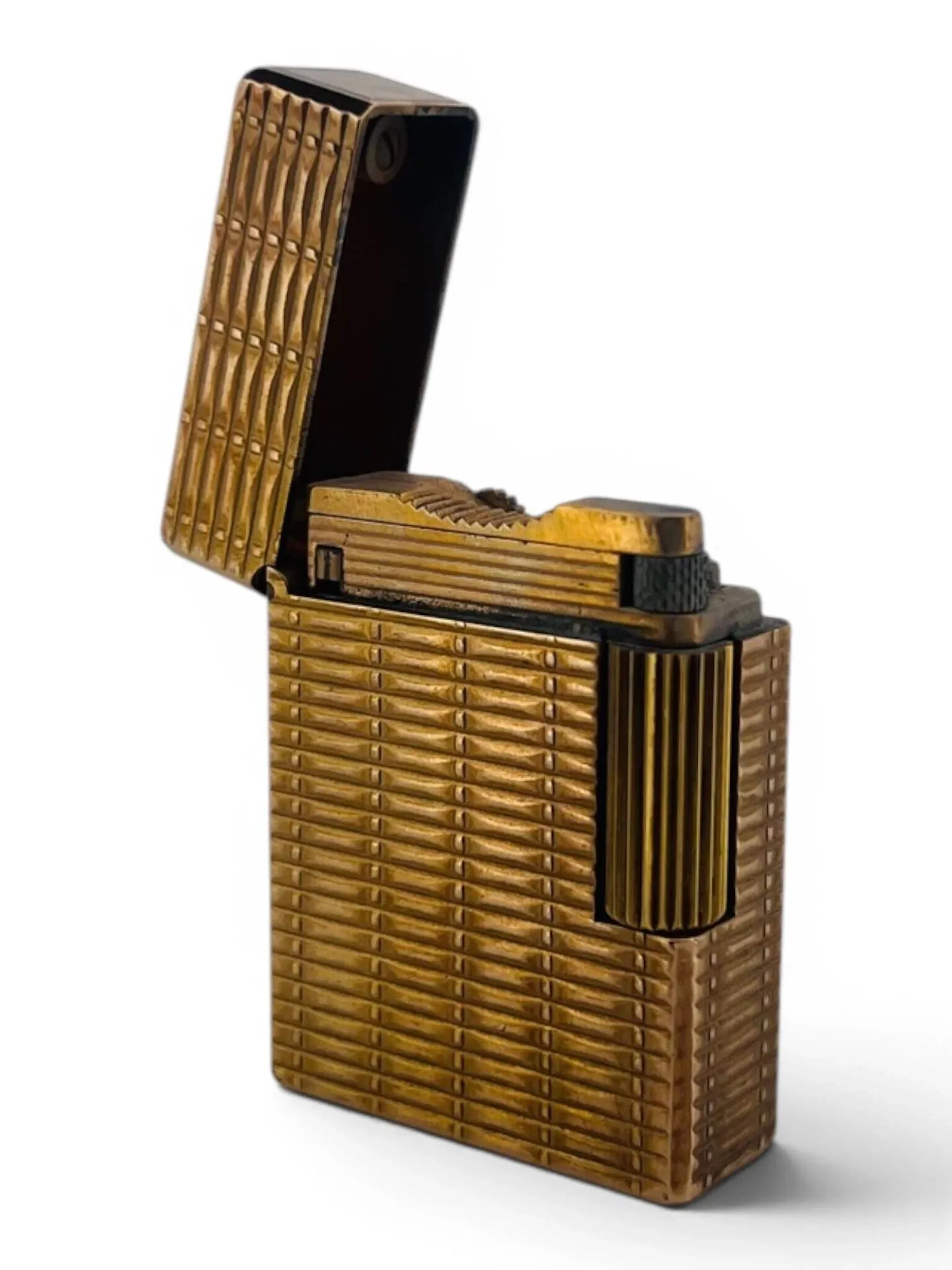 S.T. DUPONT Briquet standard petit modèle en métal doré à décor de vaguelettes. Signé et numéroté sur le dessous "DU1659" Dim. 47 x 35 x 14 mm Petites rayures